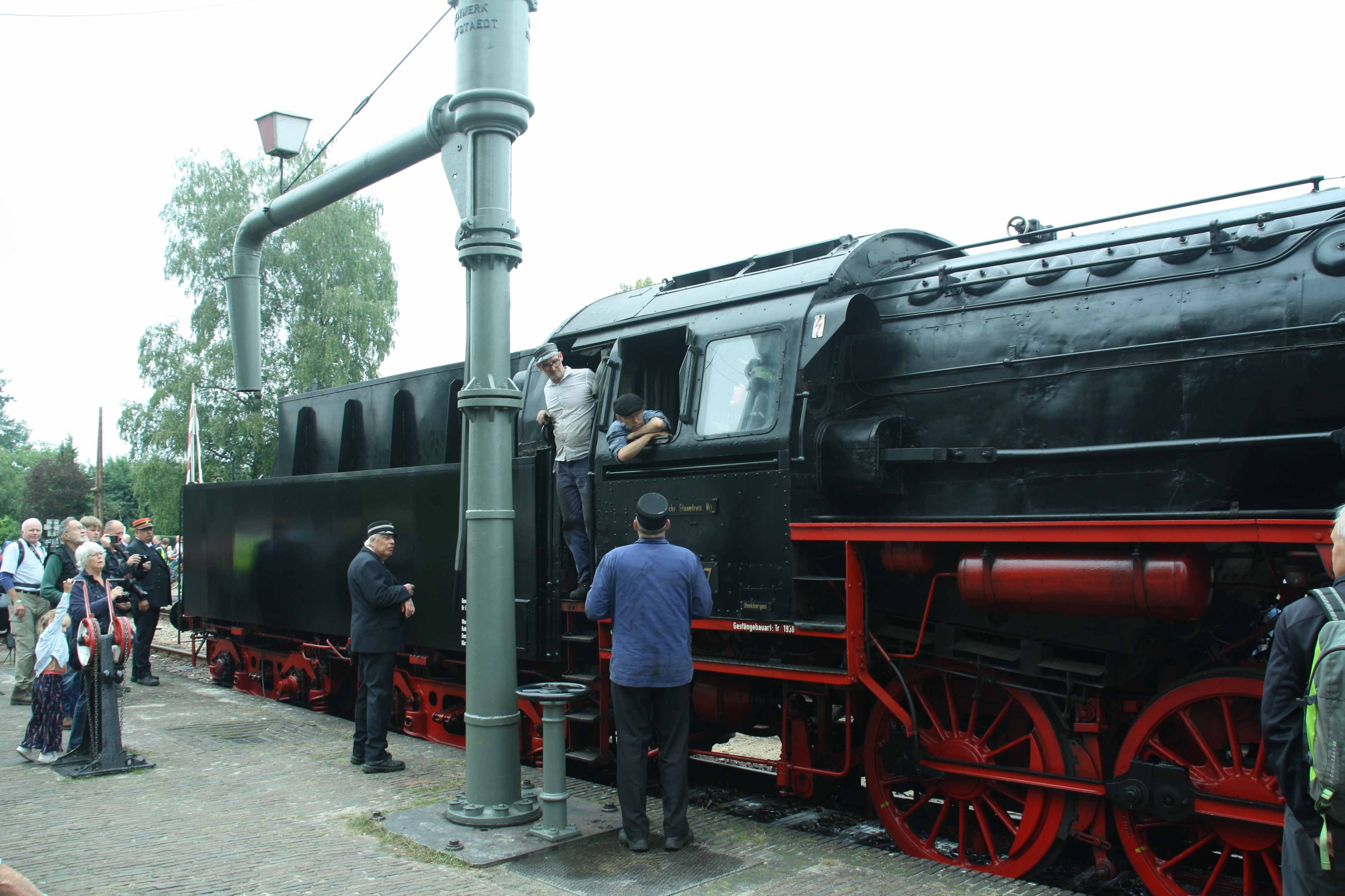 230902 009 Beekbergen Bf Dampflok VSM ex DR 50 307 am Bahnsteig Detail Gesprch mit Zugmannschaft komp