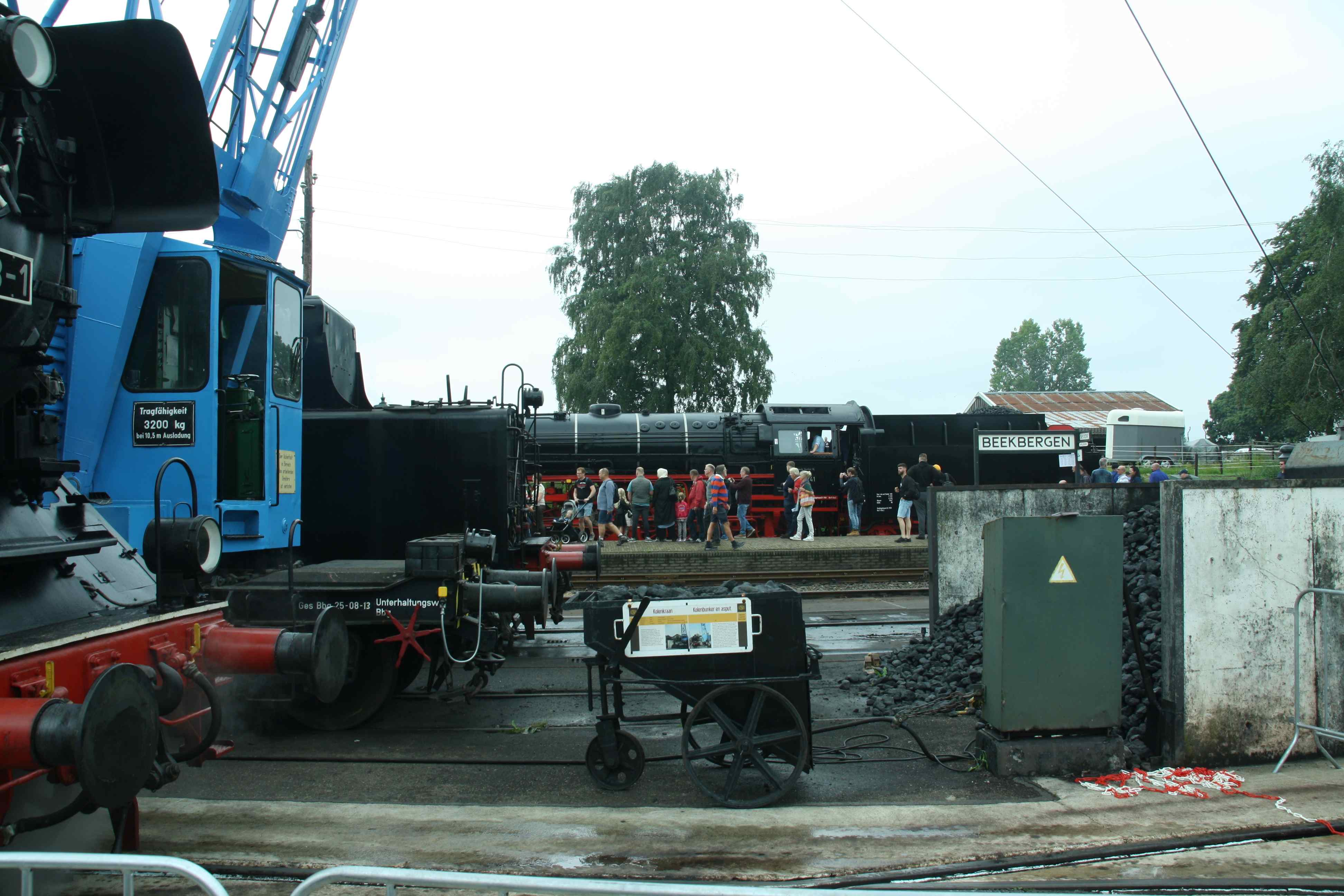 230902 023 Beekbergen Bf Blick ber Kohlebansen mit Dampflok VSM ex DB 41 241 am Bahnsteig komp