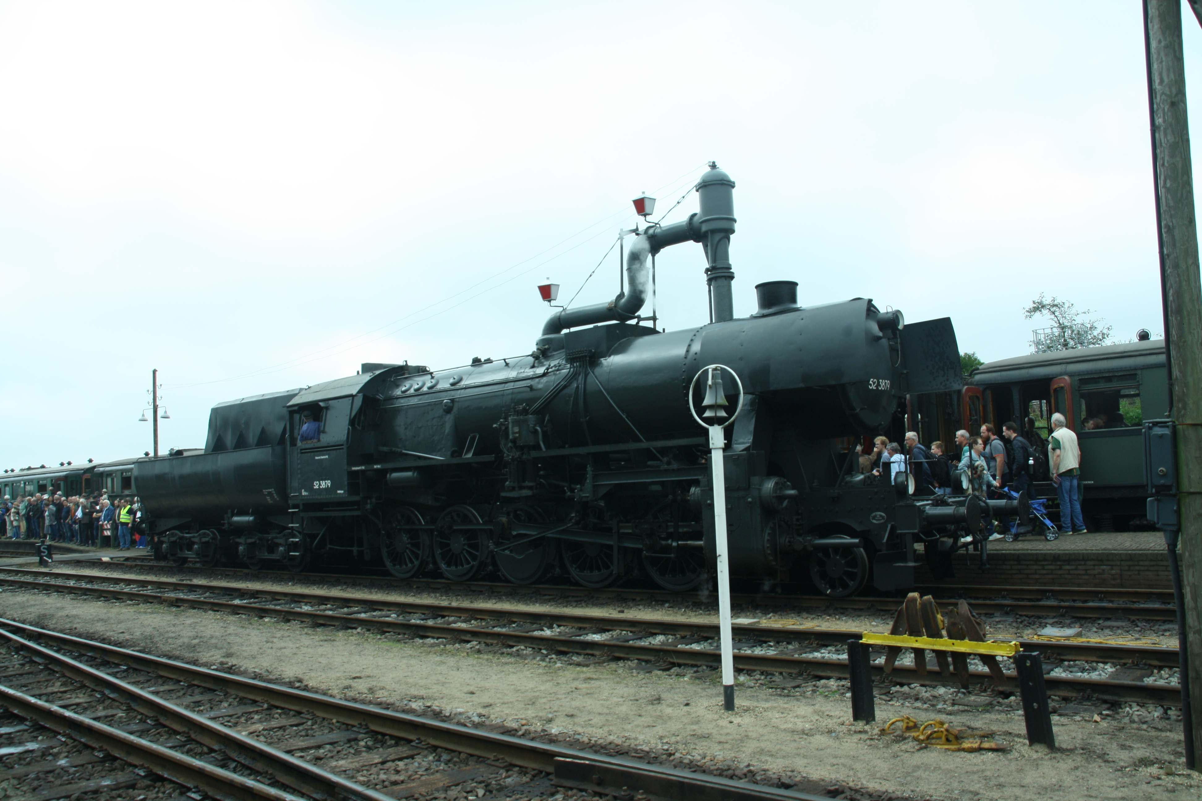 230902 029 Beekbergen Bf Dampflok VSM ex BB 52 3879 neben Wasserkran am Bahnsteig komp