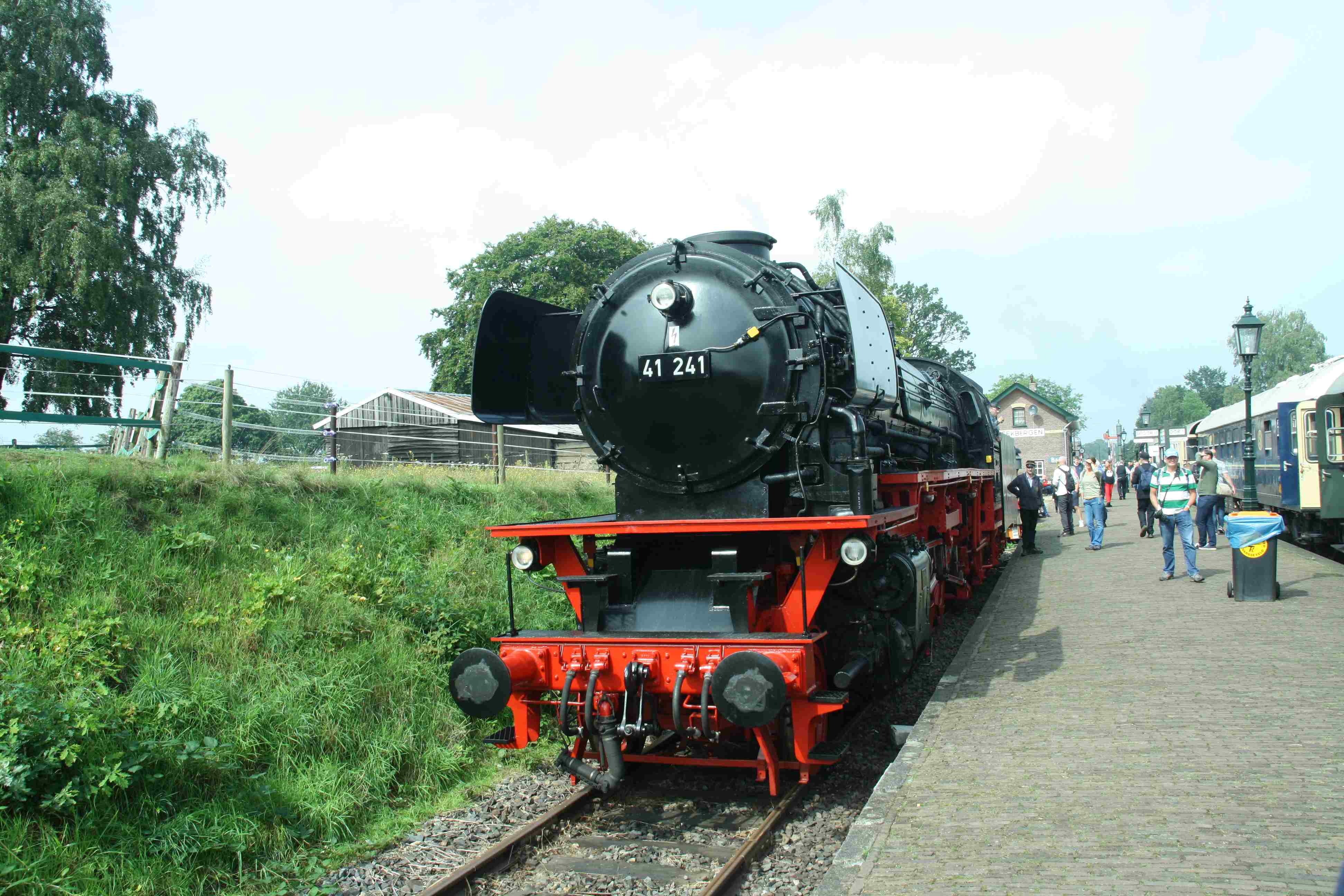 230902 092 Beekbergen Bf Dampflok VSM ex DB 41 241 an Bahnsteigende komp