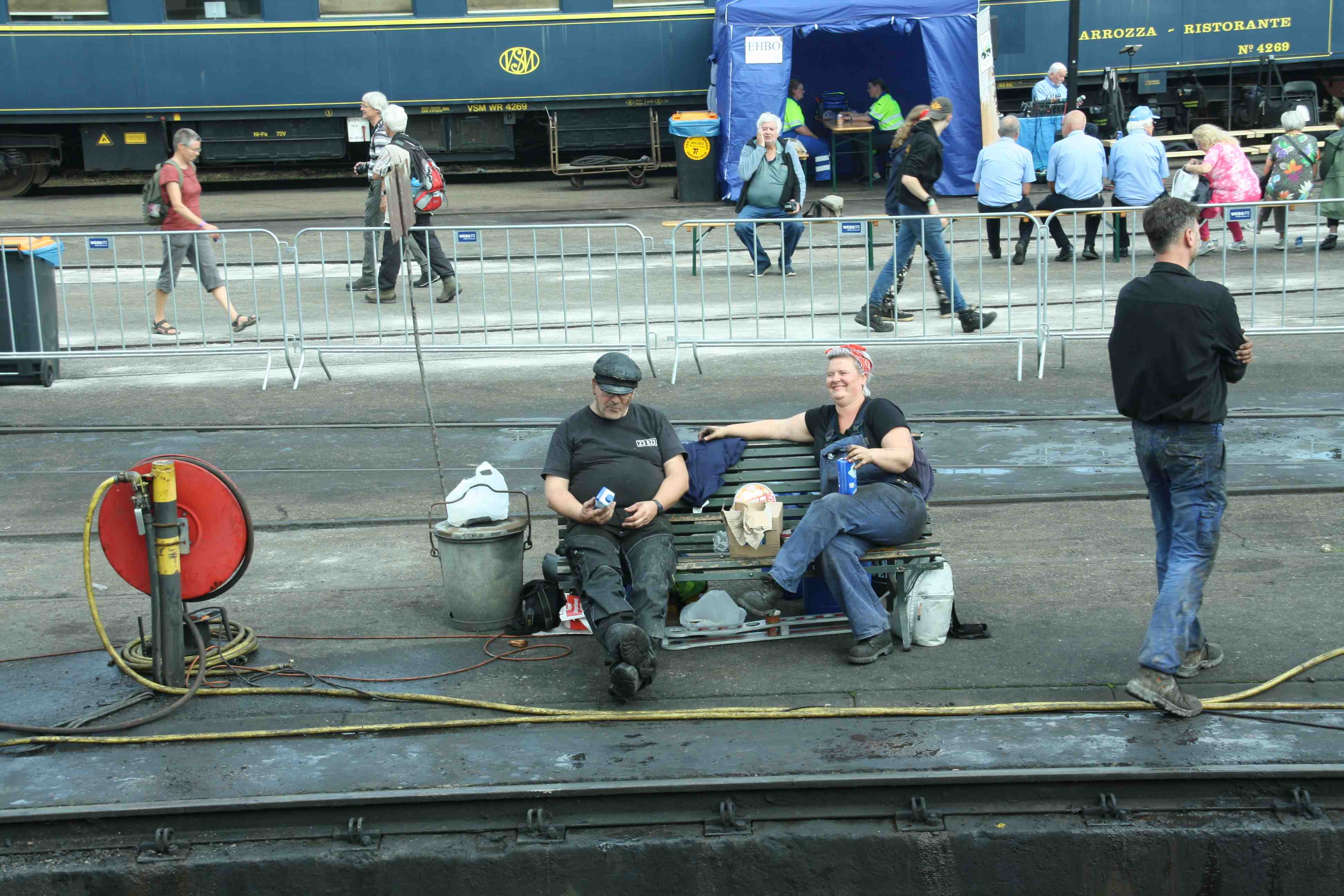 230902 145 Beekbergen Bw Dampflok SSN ex DB 23 023 Lokpersonal relaxed auf Bank komp