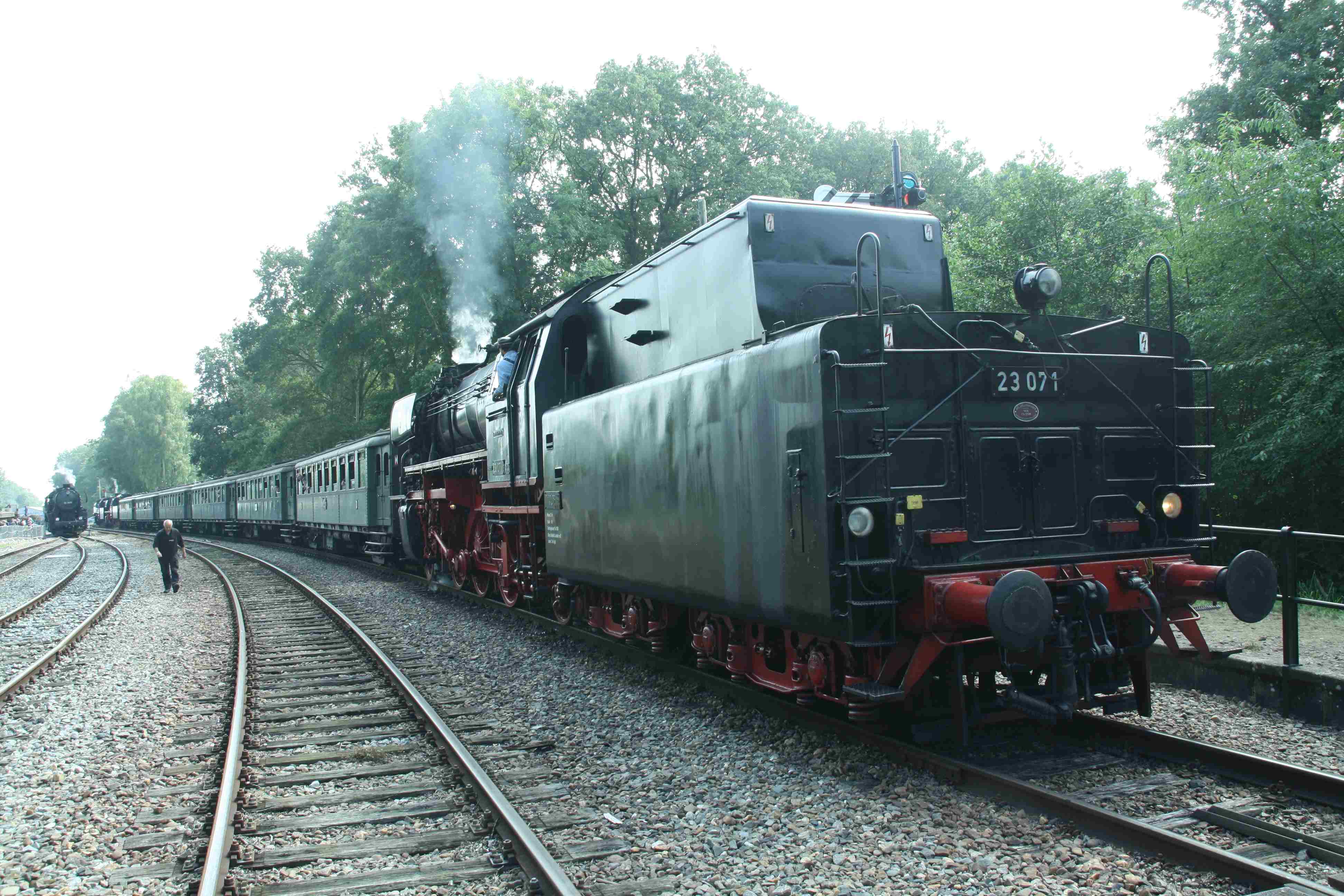 230902 152 Loenen Bf Dampflok VSM ex DB 23 071 schiebt Zug 35 von Beekbergen nach Loenen komp