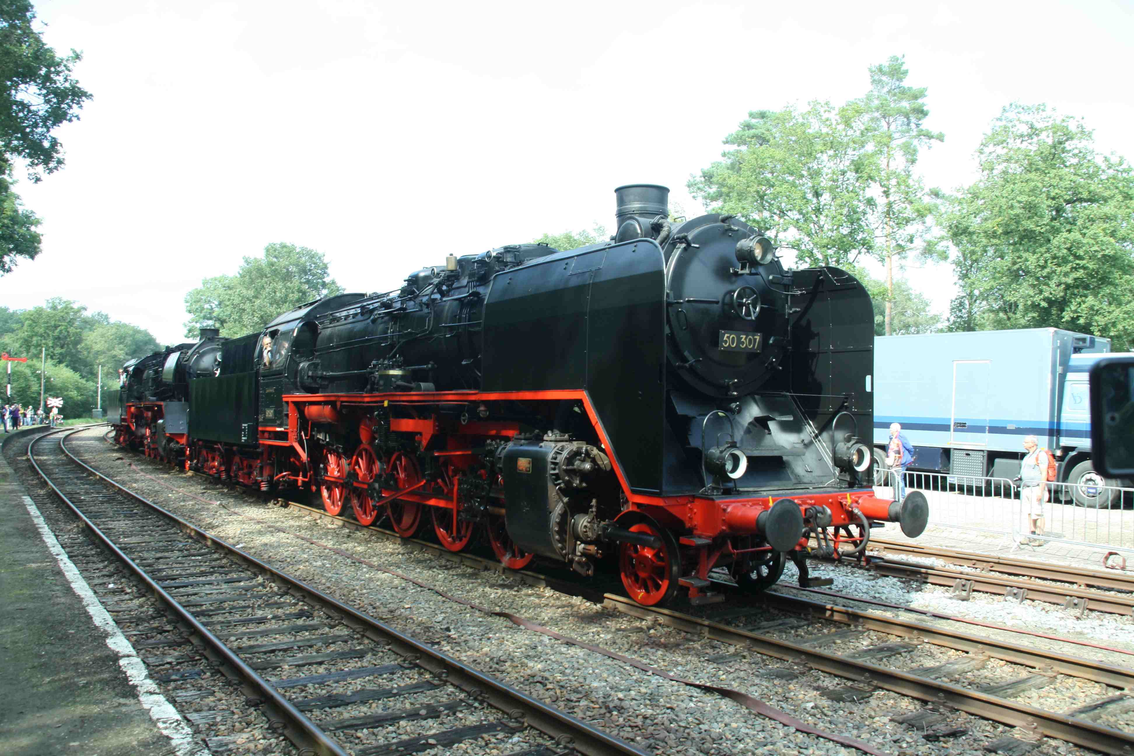 230902 190 Loenen Bf Dampfloks VSM ex DR 50 307 und VSM ex DR 50 3654 beim Umsetzten komp