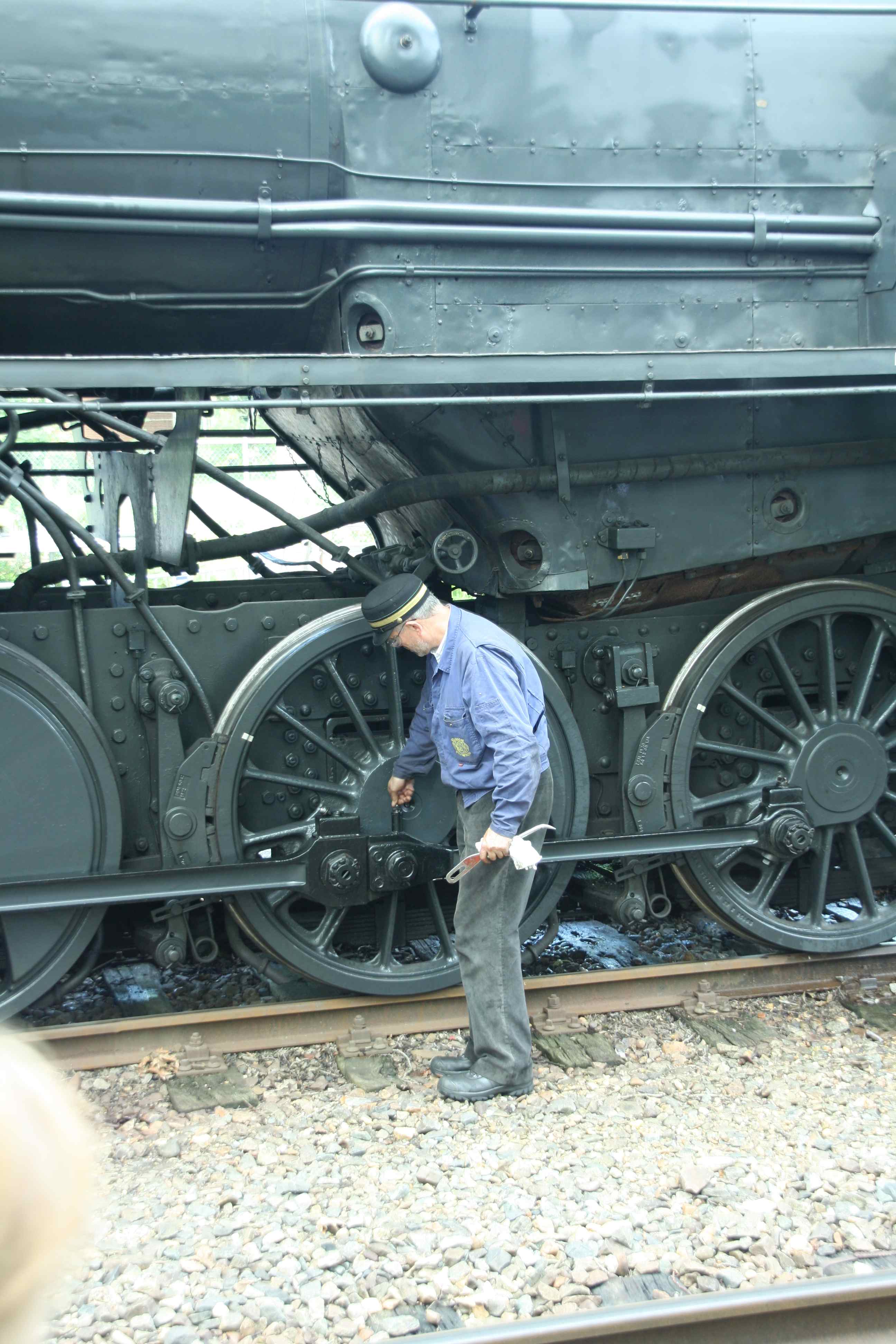 230902 261 Beekbergen Bf Dampflok VSM ex BB 52 3879 Detail Pflege Lokpersonal komp