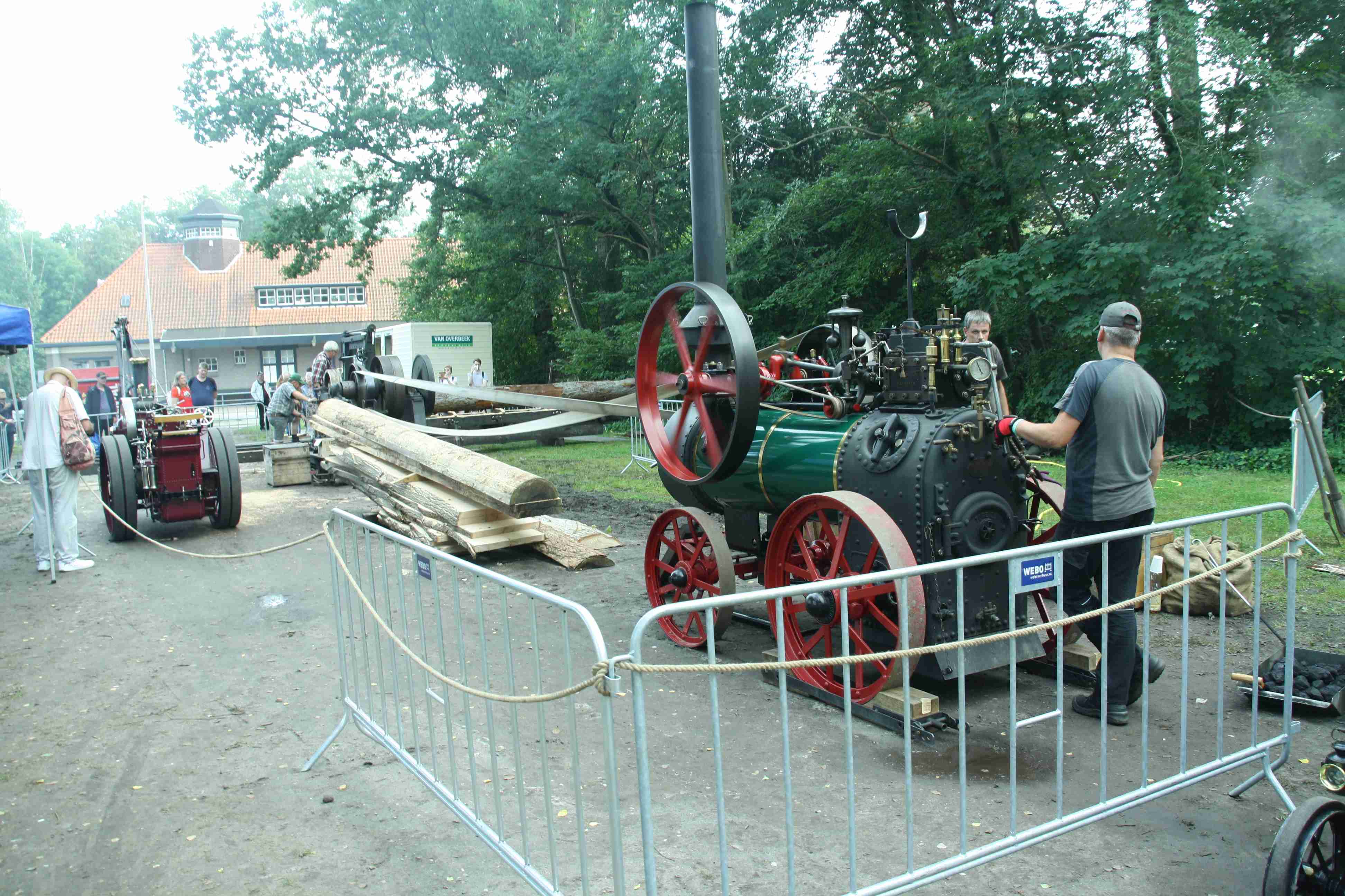 230902 264 Beekbergen Bf VSM Lokomobile und Sgegatter beim Holzsgen komp