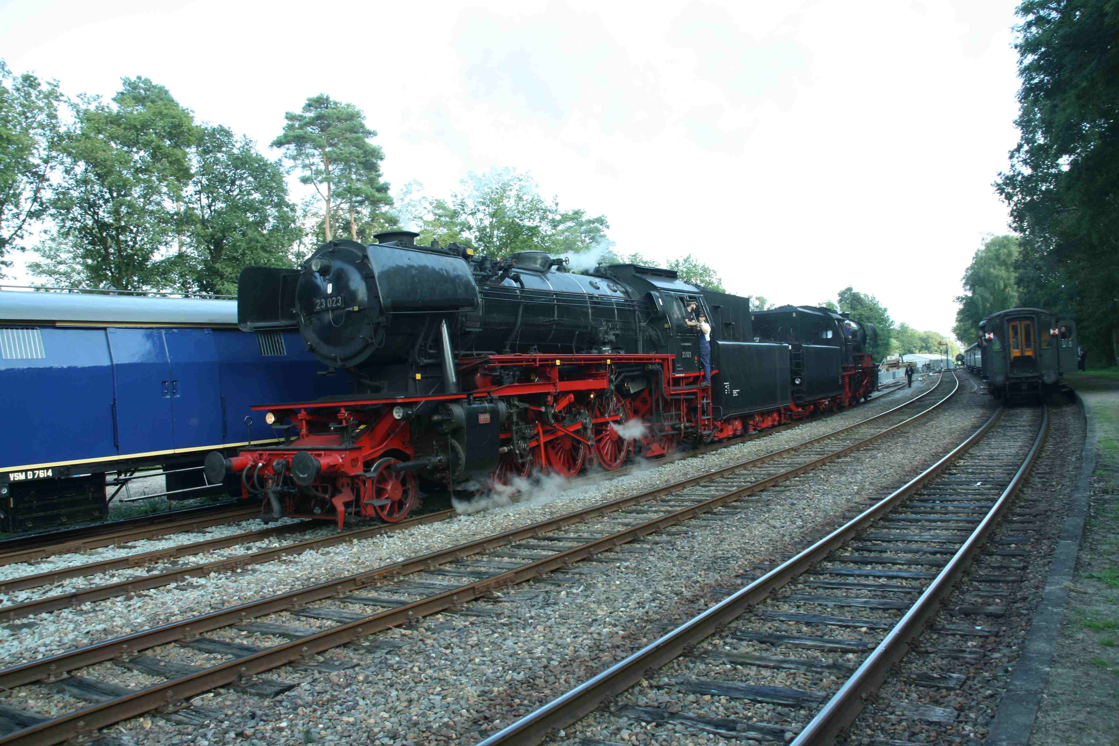 230902 297 Beekbergen Bf Dampflok SSN ex DB 23 023 und Dampflok VSM ex DB 23 076 setzen um an Zug komp