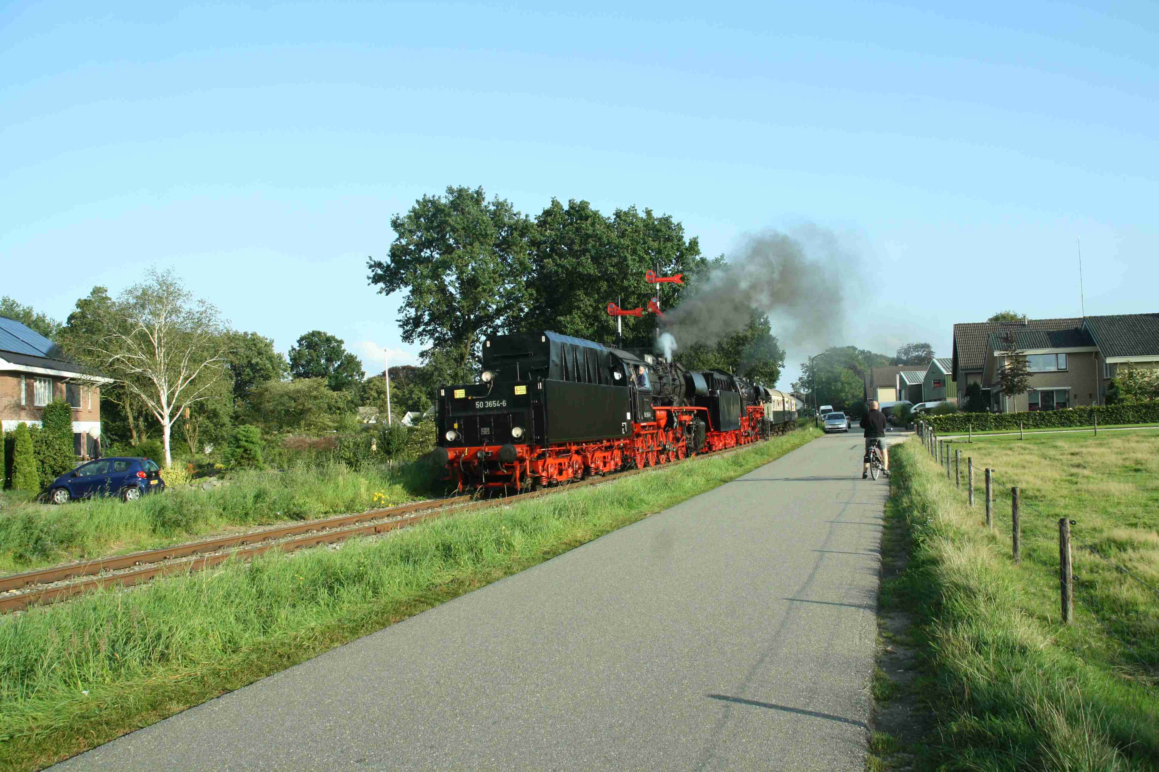 230902 342 Beekbergen Bf Dampfloks VSM ex DR 50 3654 und VSM ex DB 41 241 mit Zug 46 von Beekbergen nach Apeldoorn bei Ausfahrt komp