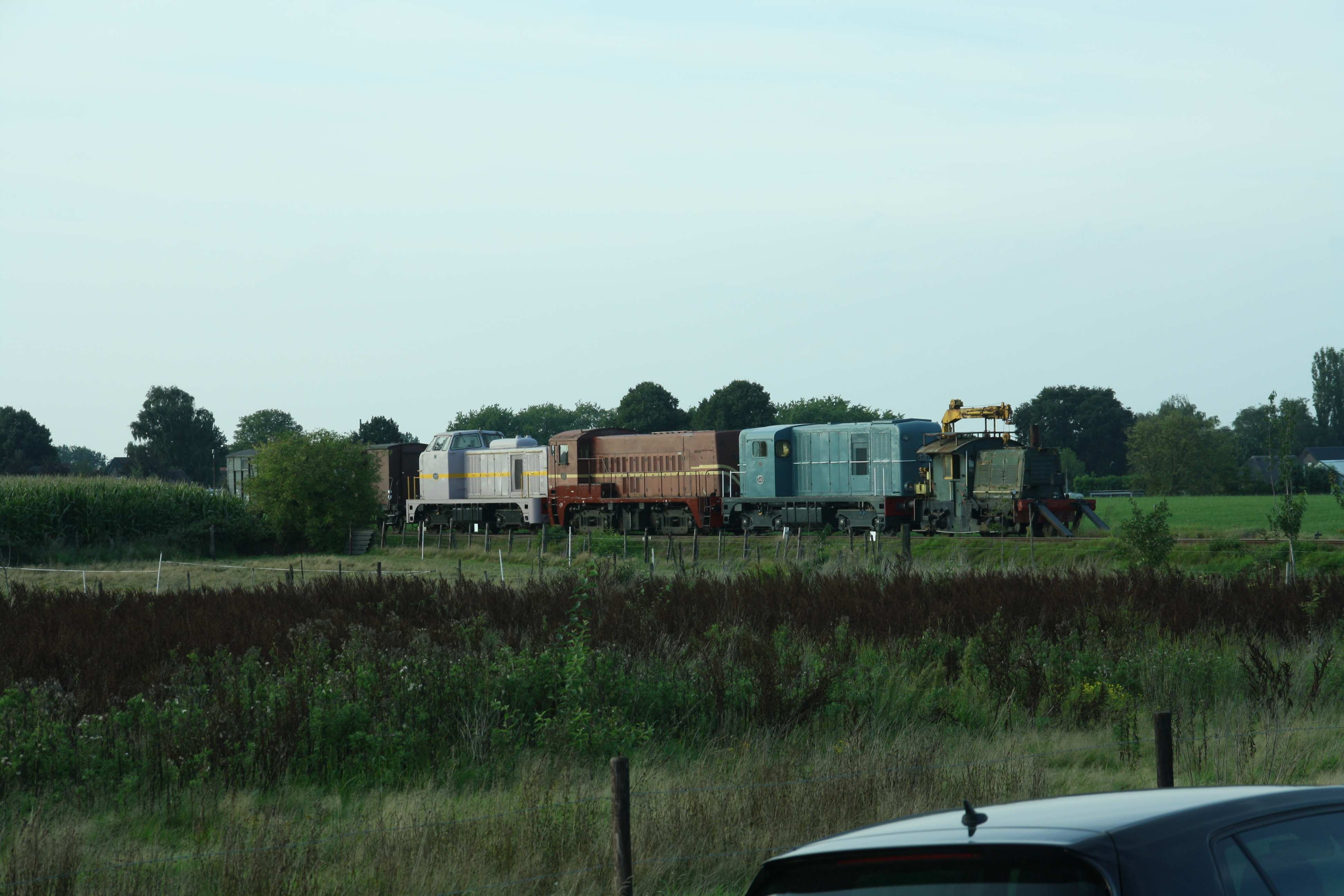 230902 352 Beekbergen Bf Diesellokparade mit VSM ex NS 2530 VSM ex NS 2233 VSM ex NS 2412 und VSM ex NS 265 mit Kran abgestellt komp