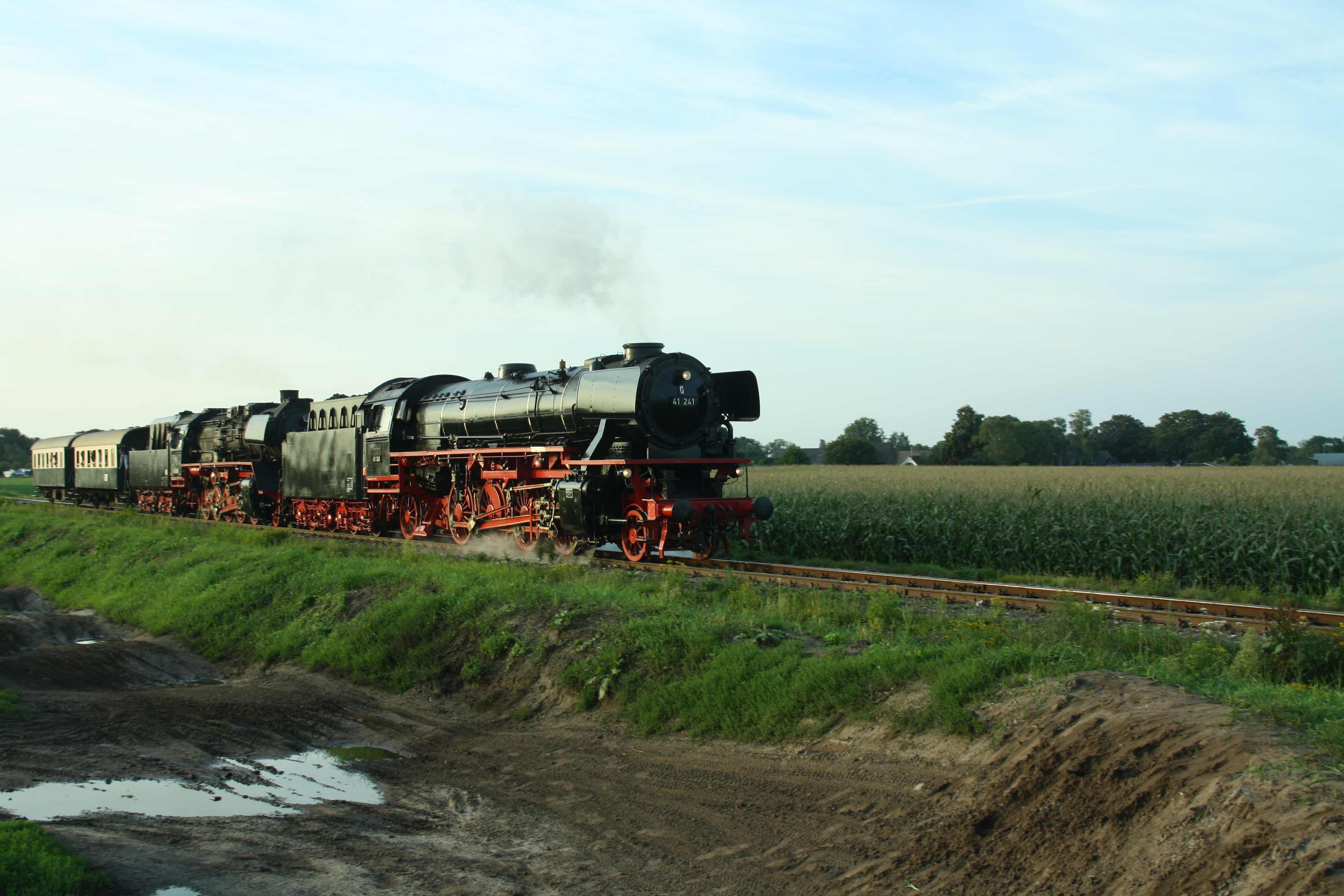 230902 400 Beekbergen Nhe Dampfloks VSM ex DB 41 241 und VSM ex DR 50 3654 mit Zug 47 von Beekbergen nach Loenen komp