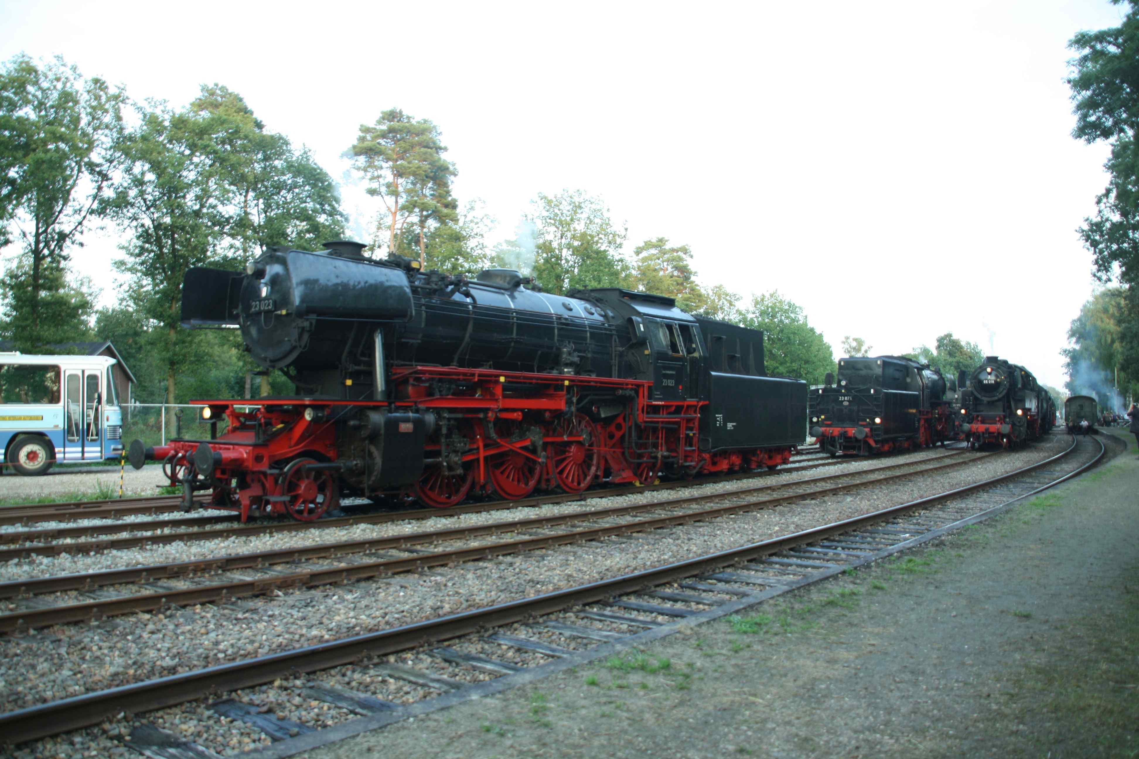 230902 427 Loenen Bf Dampfloks SSN ex DB 23 023 VSM ex DB 23 071 und VSM ex DB 65 018 im Nachtlager komp