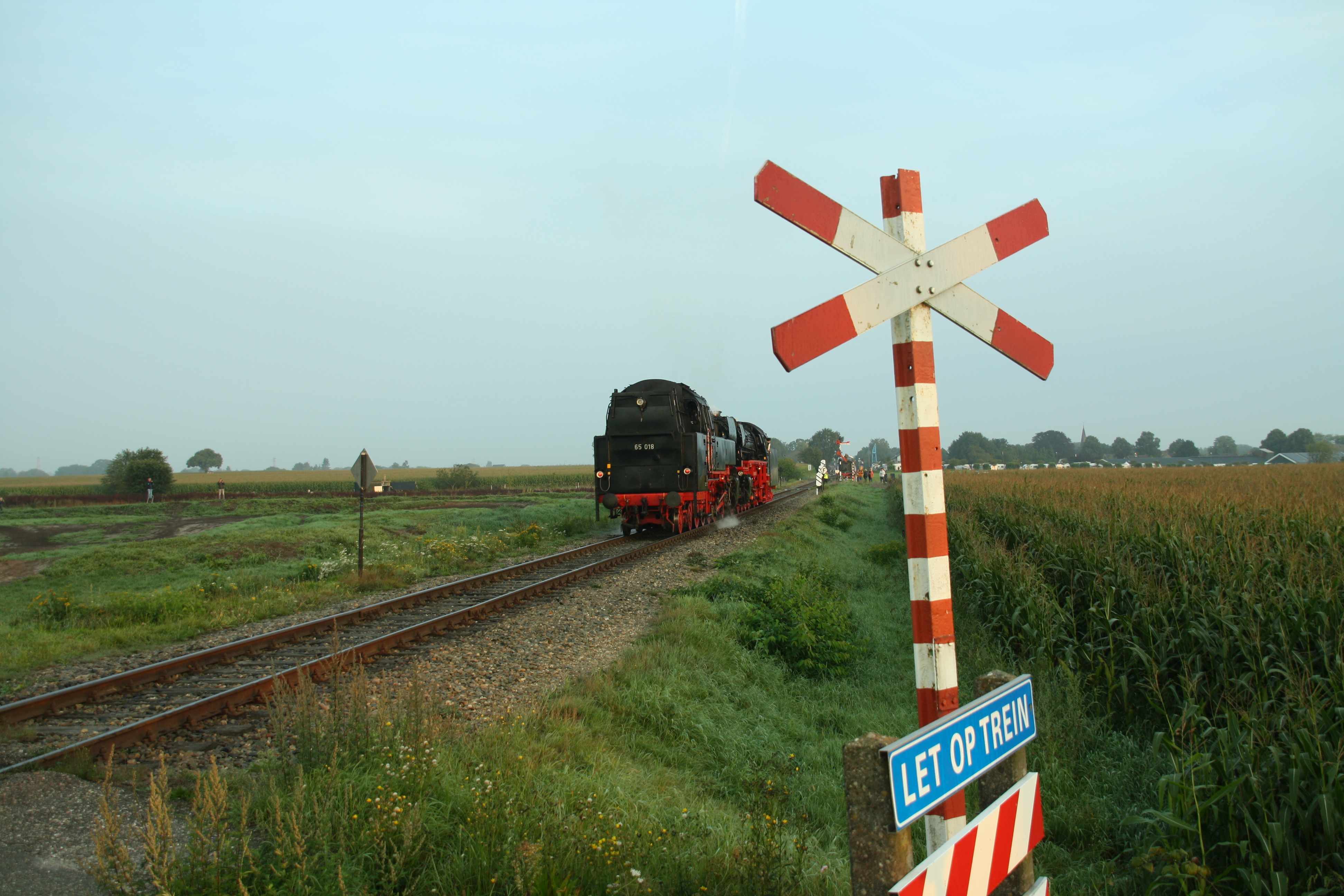 230903 017 Beekbergen Nhe Dampfloks VSM ex DB 41 241 und VSM ex DB 65 018 Lokzug 762 von Loenen nach Beekbergen komp