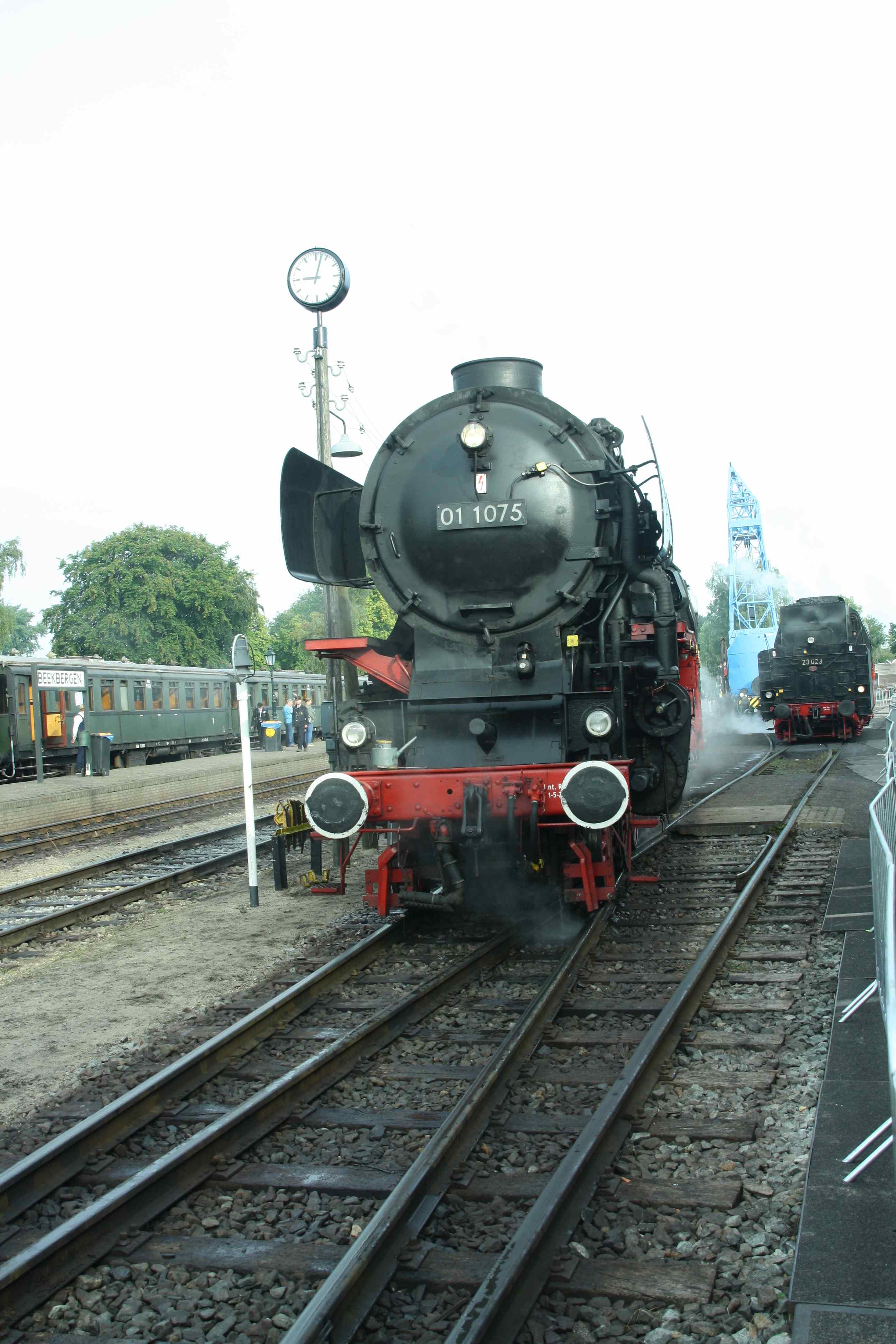 230903 114 Beekbergen Bf Dampfloks SSN ex DB 01 1075 und SSN ex DB 23 023 in Wartestellung komp