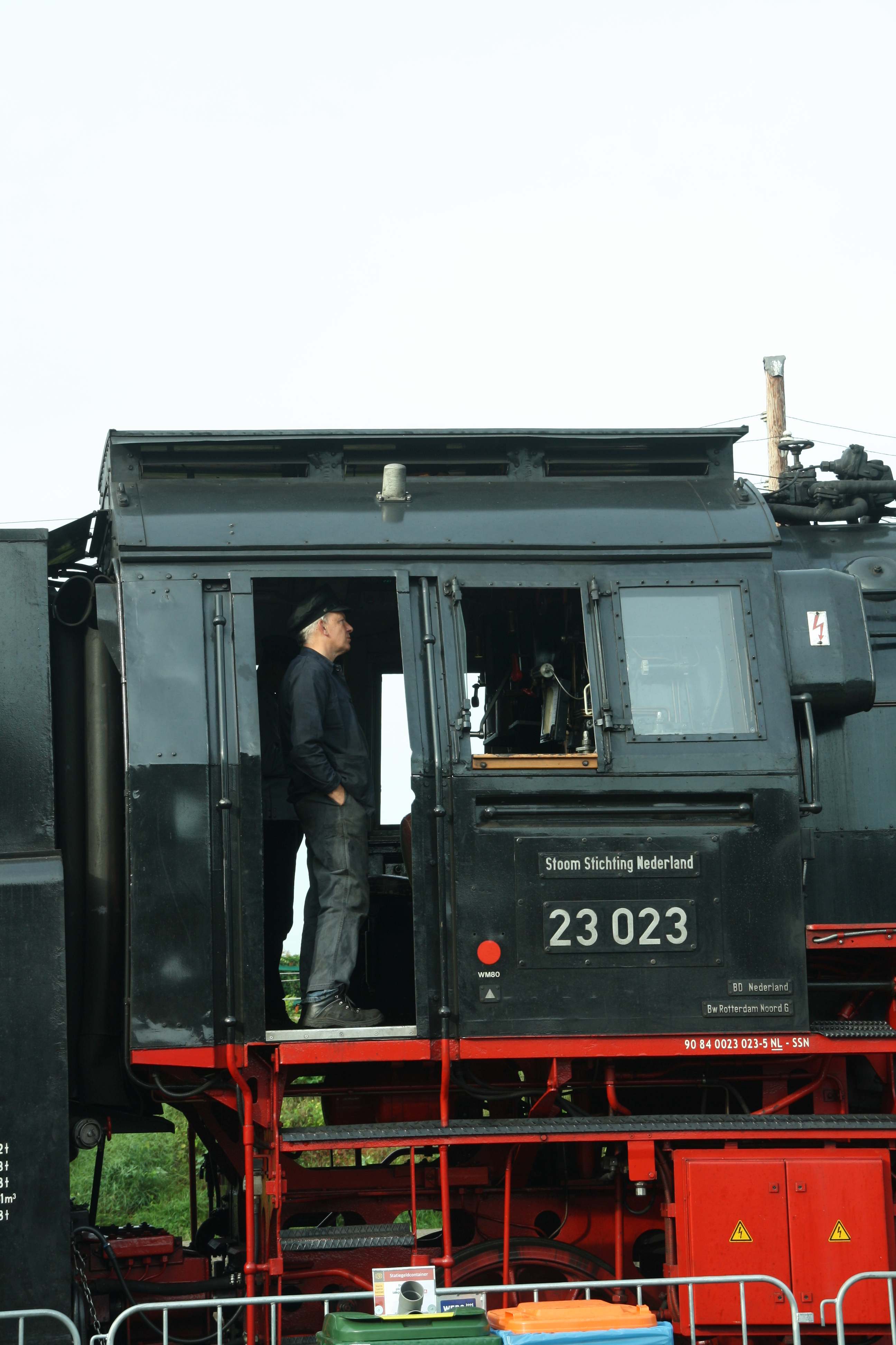 230903 119 Beekbergen Bw Dampflok SSN ex DB 23 023 Detail Lokfhrer komp