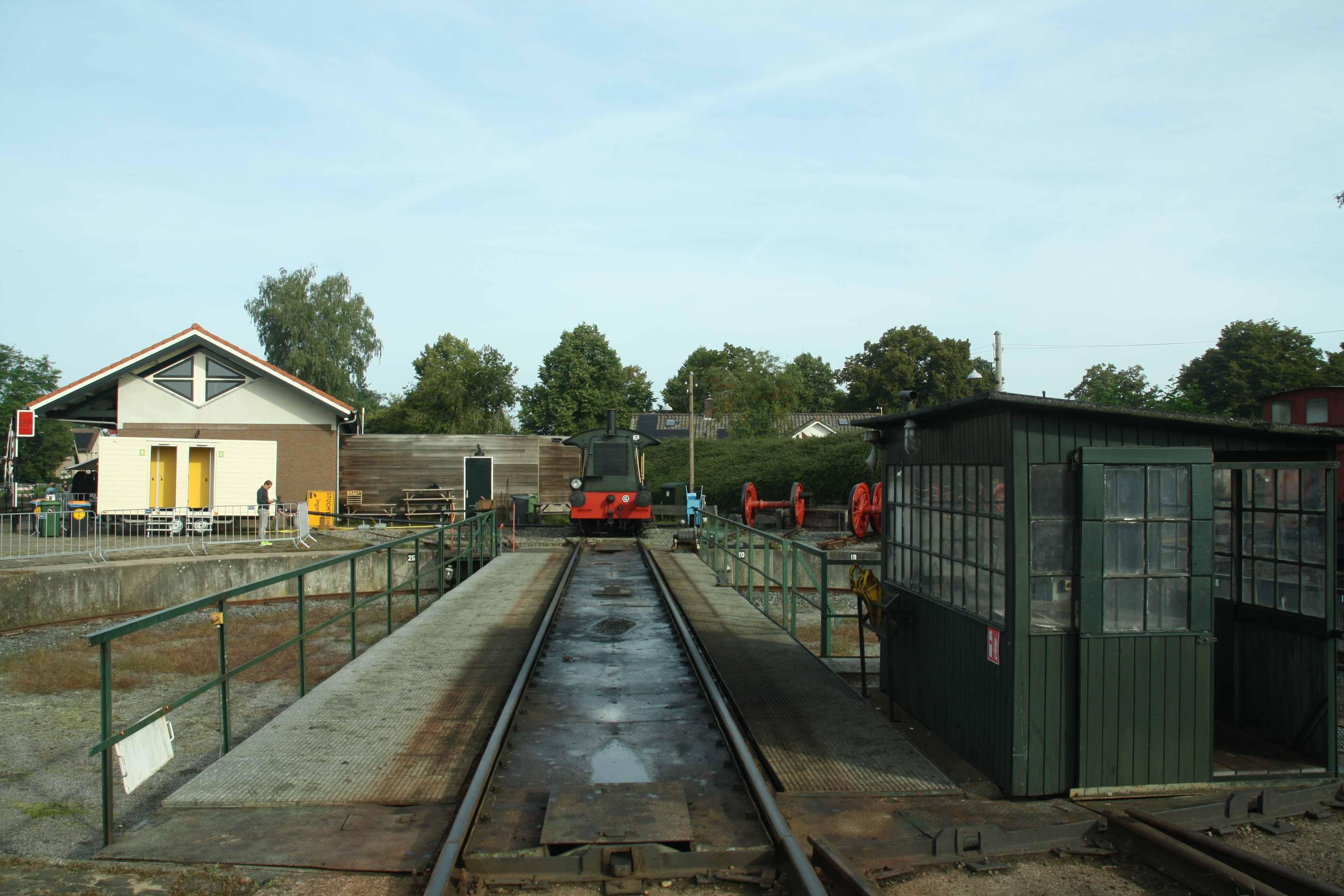 230903 148 Beekbergen Bw Diesellok VSM ex NS 225 Blick ber Drehscheibe komp