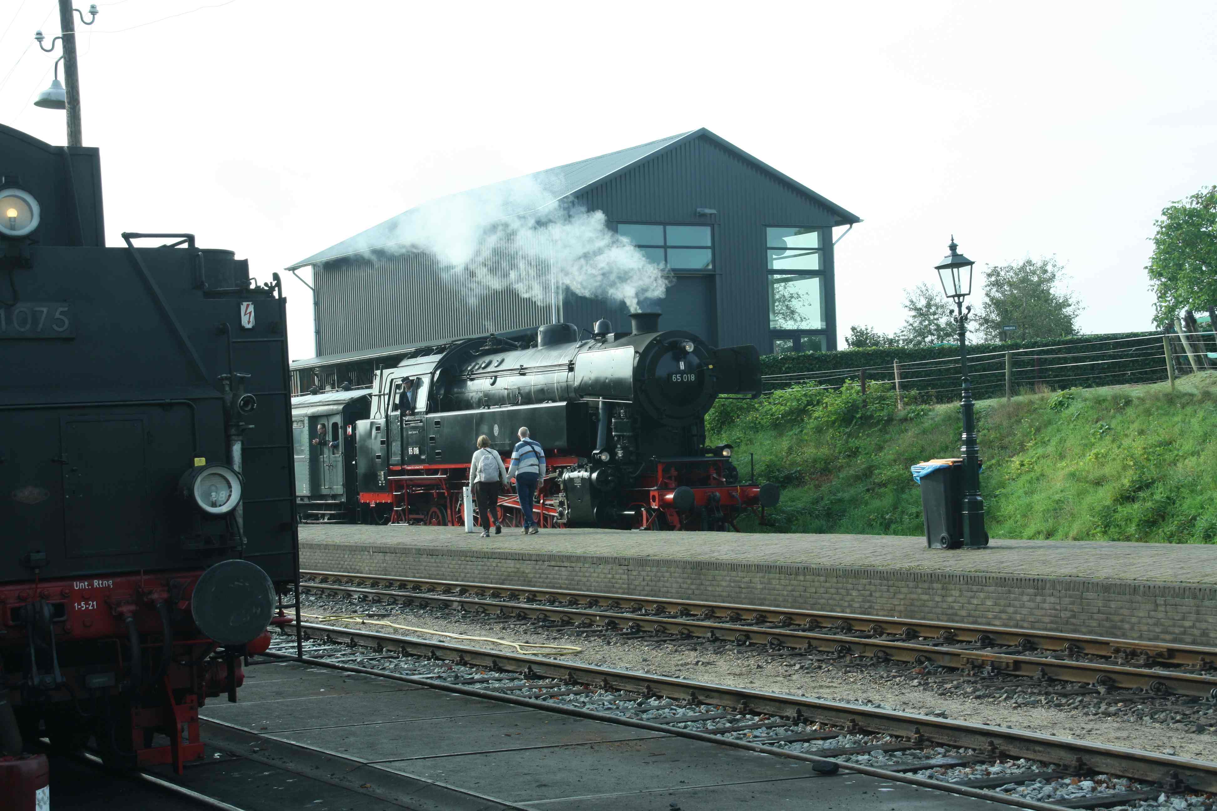 230903 155 Beekbergen Bf Dampflok VSM ex DB 65 018 mit Zug 22 von Loenen nach Beekbergen bei Einfahrt komp
