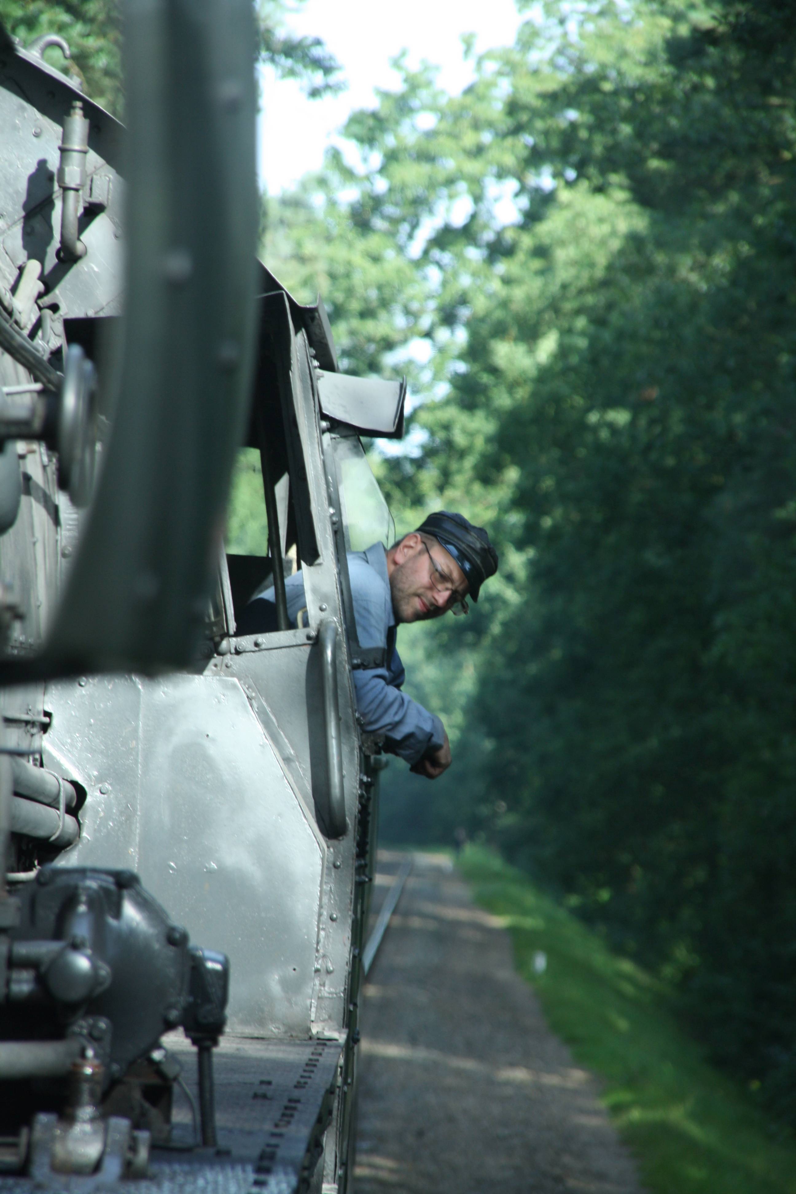 230903 203 Loenen Nhe Dampflok VSM ex BB 52 3879 mit Zug 24 Detail zufriedener Heizer komp