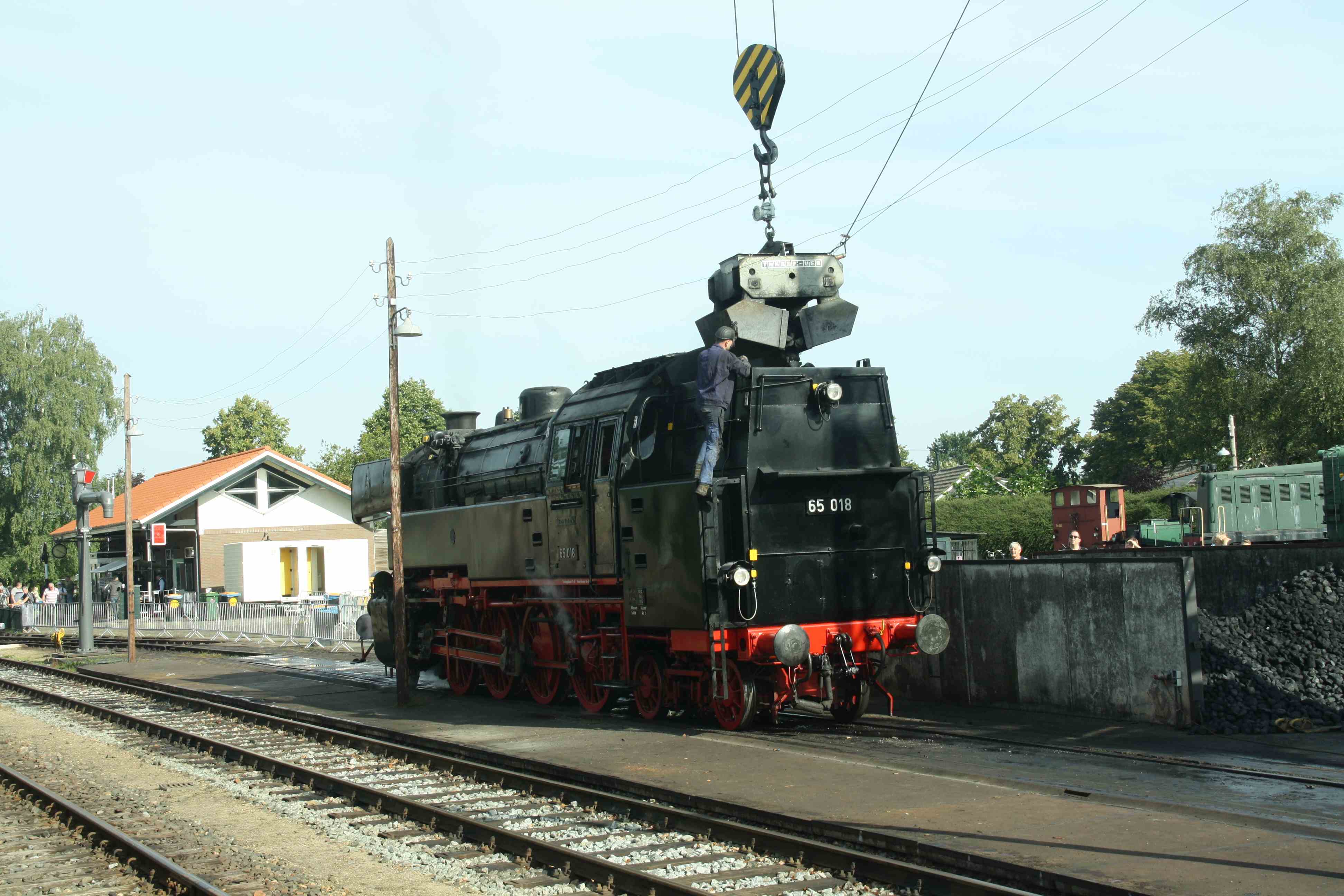 230903 221 Beekbergen Bw Dampflok VSM ex DB 65 018 beim Bekohlen komp