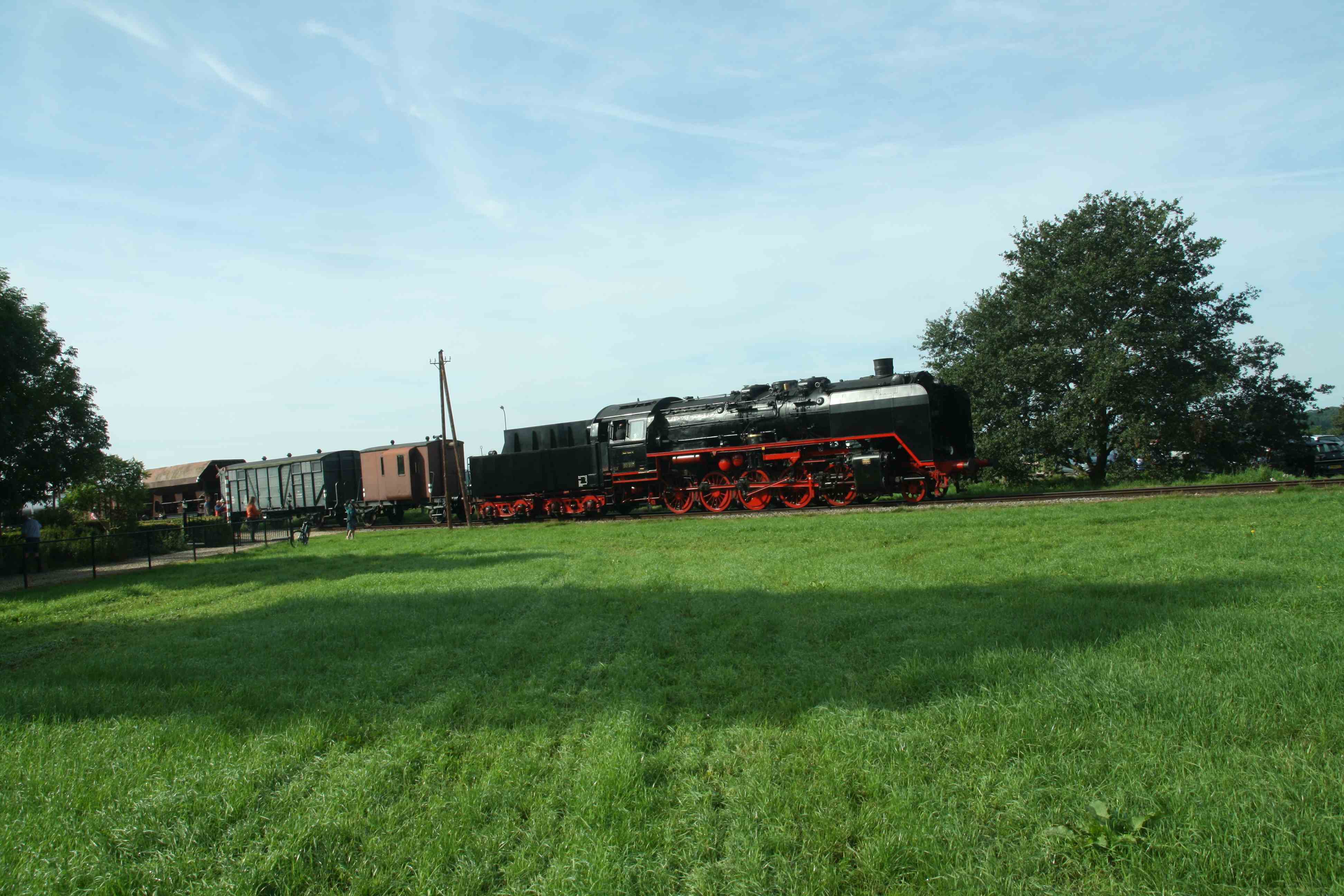 230903 243 Beekbergen Nhe Dampflok VSM ex DR 50 307 hinten am Gterzug 781 von VAM nach Beekbergen komp
