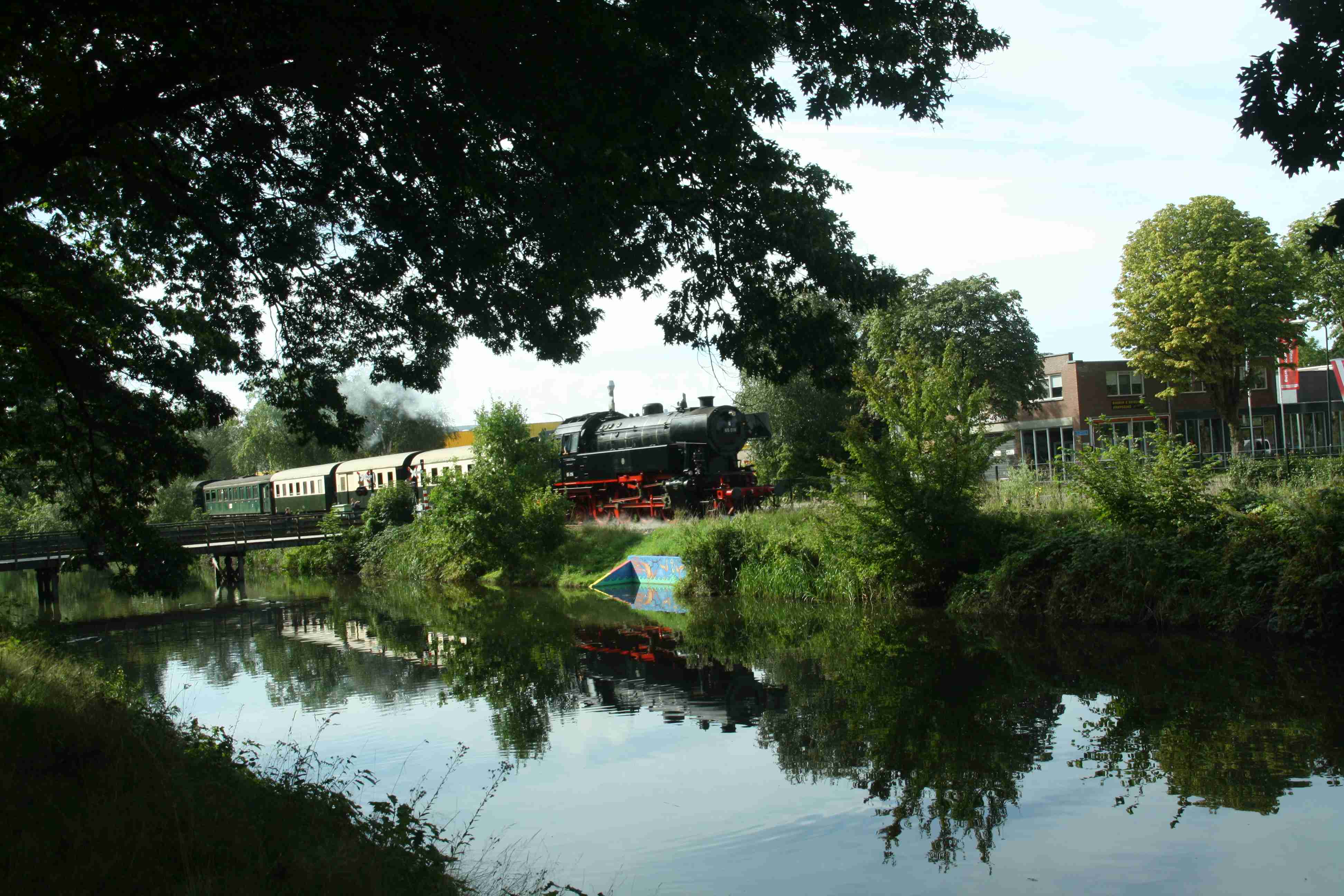 230903 264 Apeldoorn Dampflok VSM ex DB 65 018 mit Zug 6 von Beekbergen nach Apeldoorn am Kanal komp