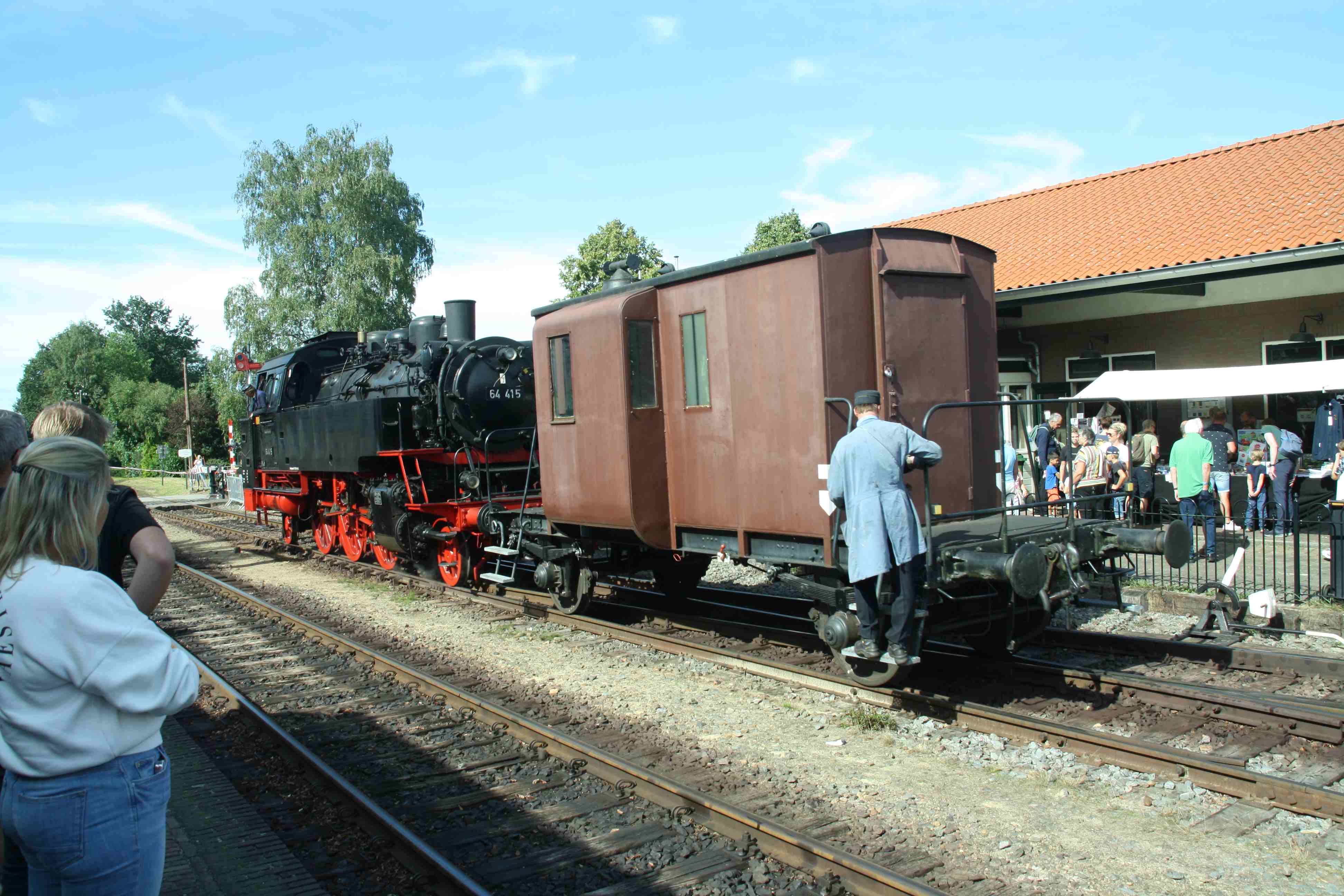 230903 403 Beekbergen Bf Dampflok VSM ex DB 64 415 rangiert mit Gterzugbegleitwagen komp