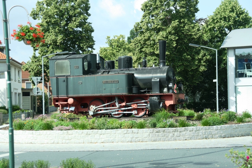 230702 005 Bruchhausen Vilsen DEV Lok Bruchhausen im Kreisverkehr am Bahnhof