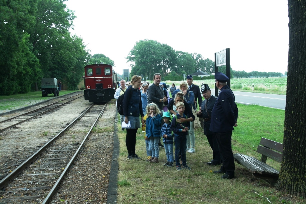 230702 072 Heiligenberg Bf DEV V3 P321 Schaffner erklrt den Reisenden den Bahnbetrieb