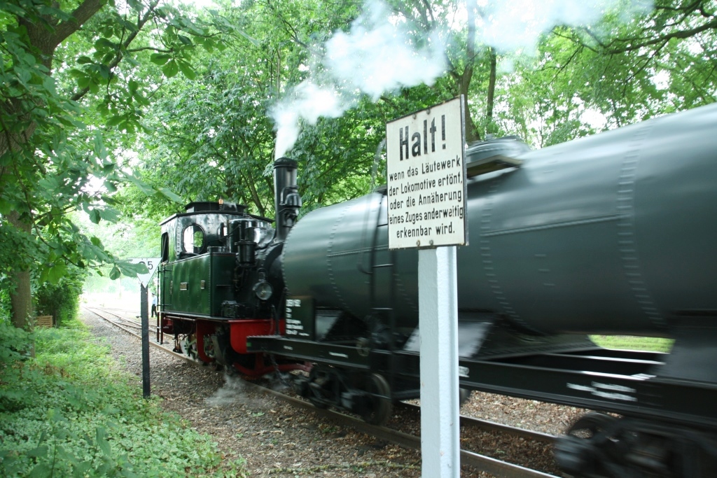 230702 081 Heiligenberg Bf DEV Lok Hermann Detail Hinweisschild am bergang
