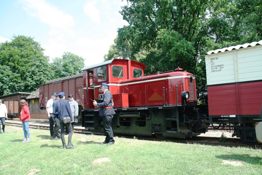 230702 105 Heiligenberg Bf DEV V3 P321 und aufgebockter G10 DB 126 034 am Schuppen
