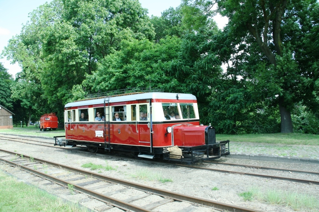 230702 127 Heiligenberg Bf DEV T41 T653 und historische Feuerwehr bei Zugkreuzung mit P322