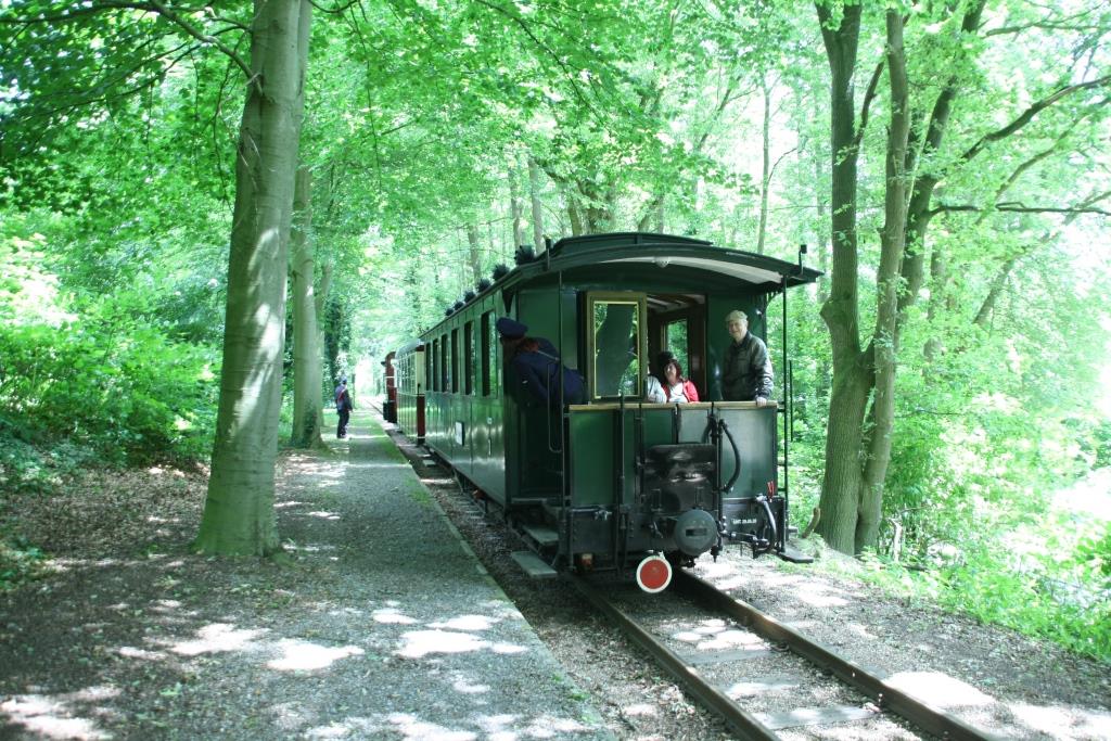 230702 130 Wiehe Kurpark Hp DEV V3 P322 wartet am Bahnsteig