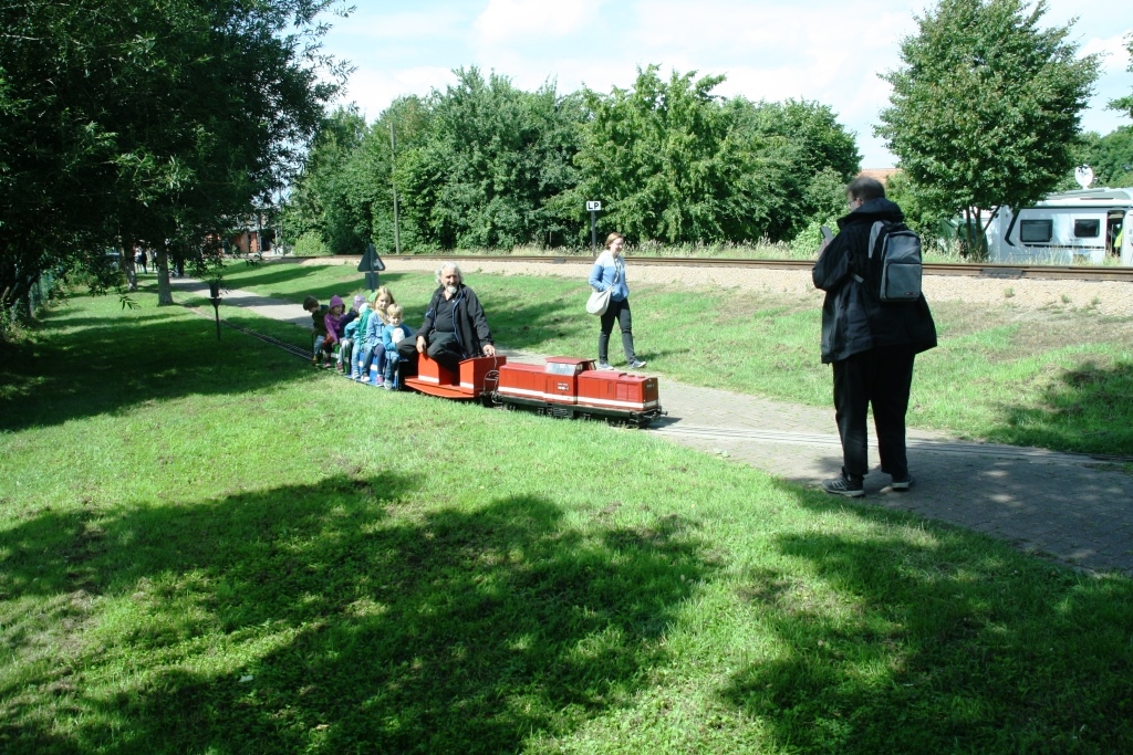 230702 183 Bruchhausen Vilsen Thomas und Parkbahn auf dem Weg ins Gartencafe
