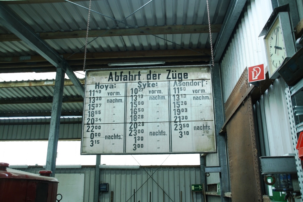 230702 256 Bruchhausen Vilsen Bw DEV Schild Abfahrtstafel Bruchhausen Vilsen im Schuppen