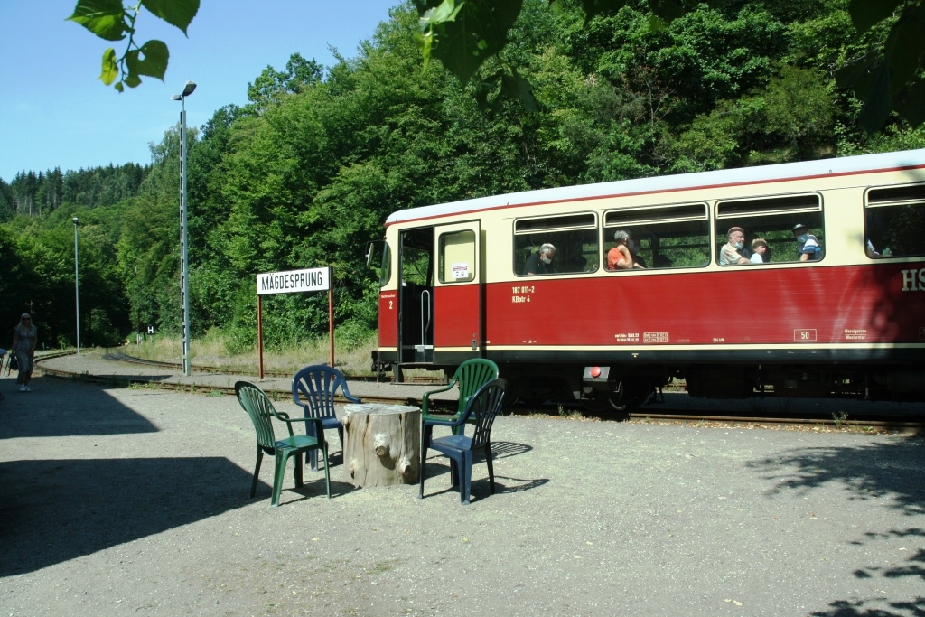 220809 153 Mgdesprung Bf HSB 187 011 2 Zug 8952 von Eisfelder Talmhle nach Quedlinburg am Bahnsteig