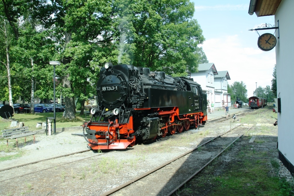 220809 264 Hasselfelde Bf HSB 99 7243 1 beim Wasserfassen und Empfangsgebude