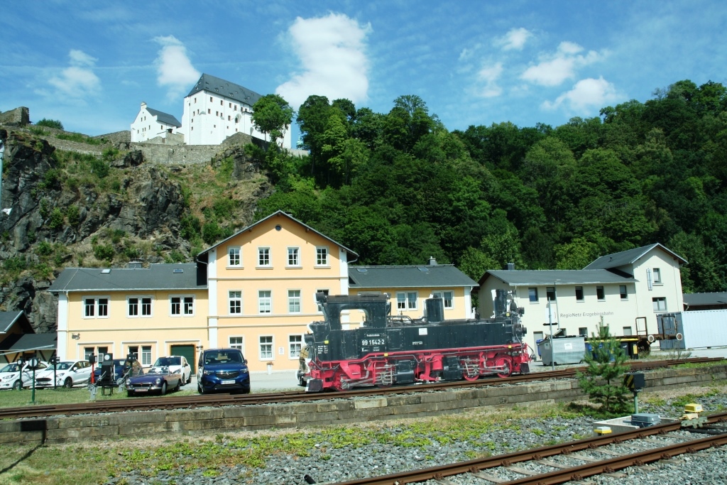 220811 230 Wolkenstein Bf DB Bahnhofsgebude mit Bild der 99 1542 2 vor Schlossberg