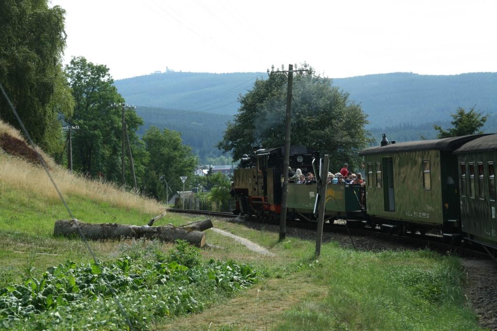 220811 274 Neudorf Nhe SDG F VIIK 99 1741 0 vor P 1007 von Cranzahl nach Oberwiesenthal mit Blick zum Fichtelberg