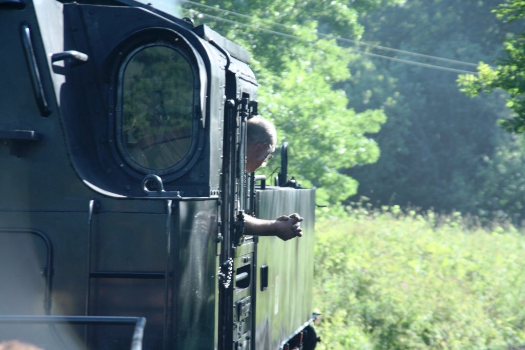 220811 335 Hammerunterwiesenthal Nhe SDG F VIIK 99 1772 5 vor P 1008 von Cranzahl nach Oberwiesenthal Detail zufriedener Lokfhrer