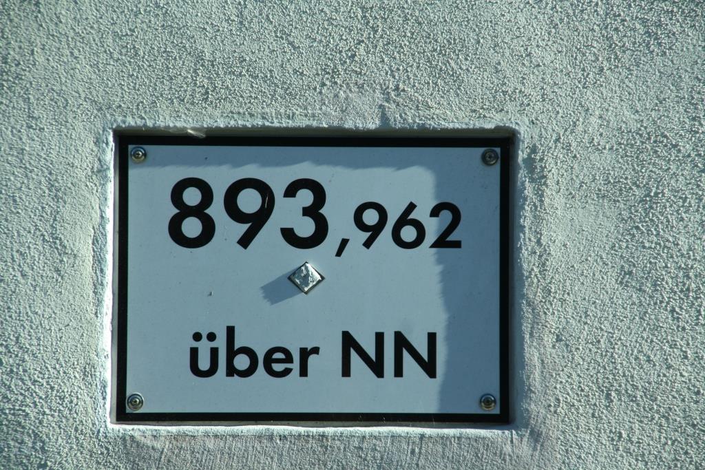 220811 356 Oberwiesenthal Bf Empfangsgebude Detail Schild 893 m ber NN