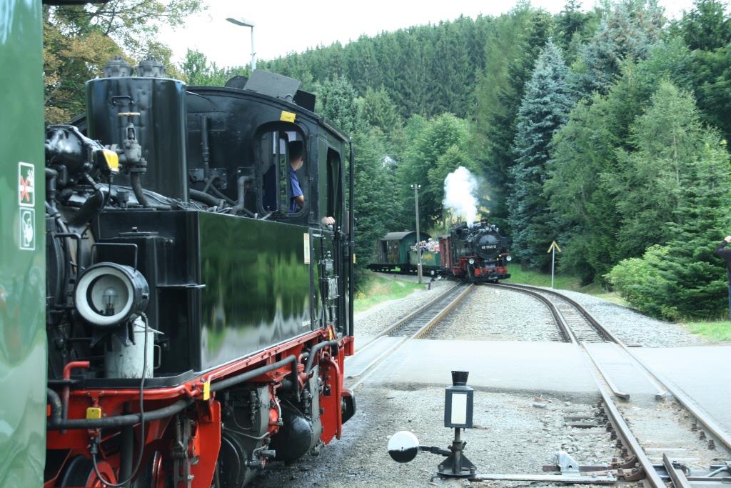 220812 082 Neudorf Bf SDG W IVK 99 1608 1 vor Zug P 1020 P 1024 Oberwiesenthal nach Cranzahl mit Einfahrenden Zug P 1001 mit VIIK 99 1741 0