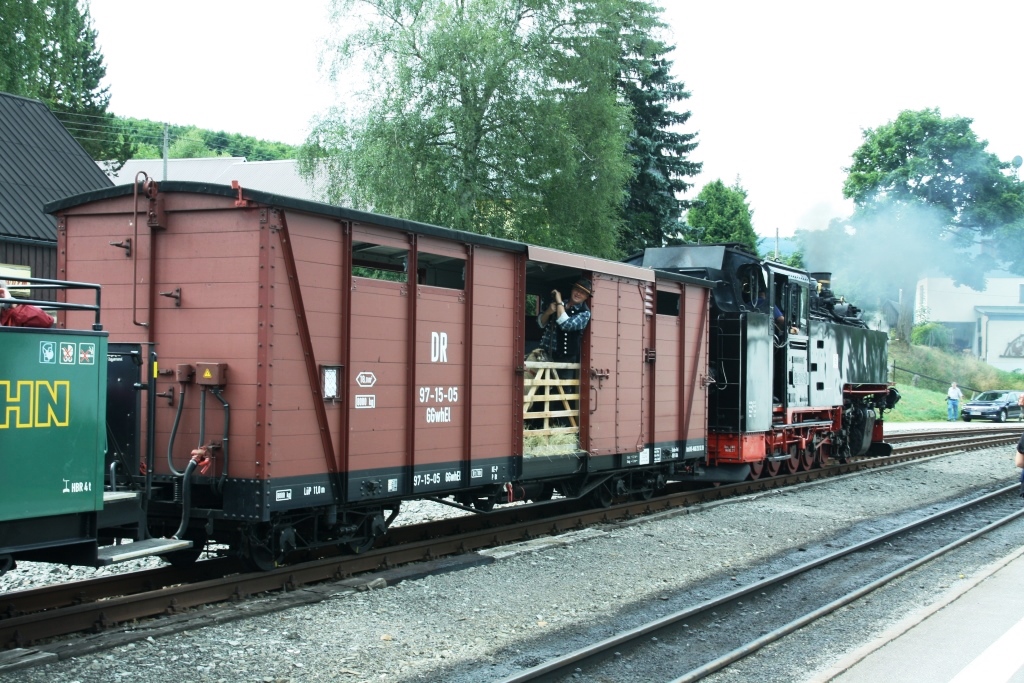 220812 088 Neudorf Bf SDG F VIIK 99 1741 0 vor Zug P 1001 Cranzahl nach Oberwiesenthal