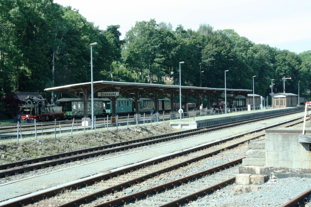 220812 108 Cranzahl Bf SDG W IVK 99 1608 1 vor Zug abgestellt auf Nebengleis