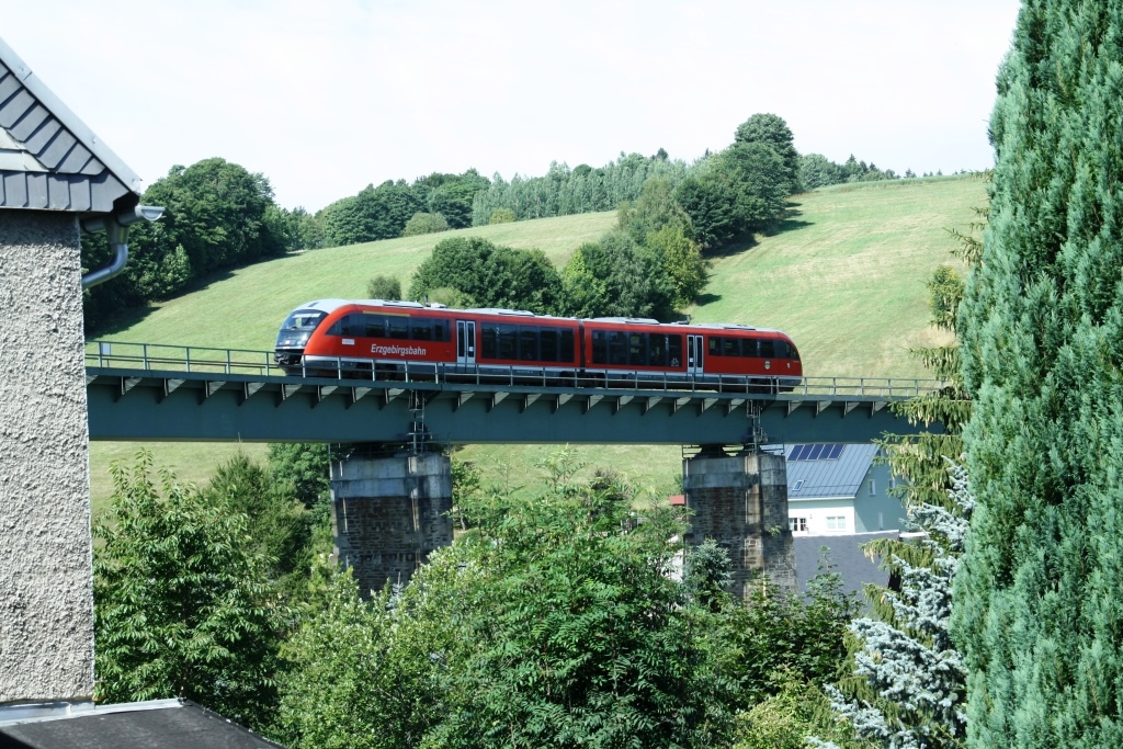 220812 117 Cranzahl Bf DB 642 731 RB80 23711 von Chemnitz nach Cranzahl auf Viadukt vorm Bahnhof