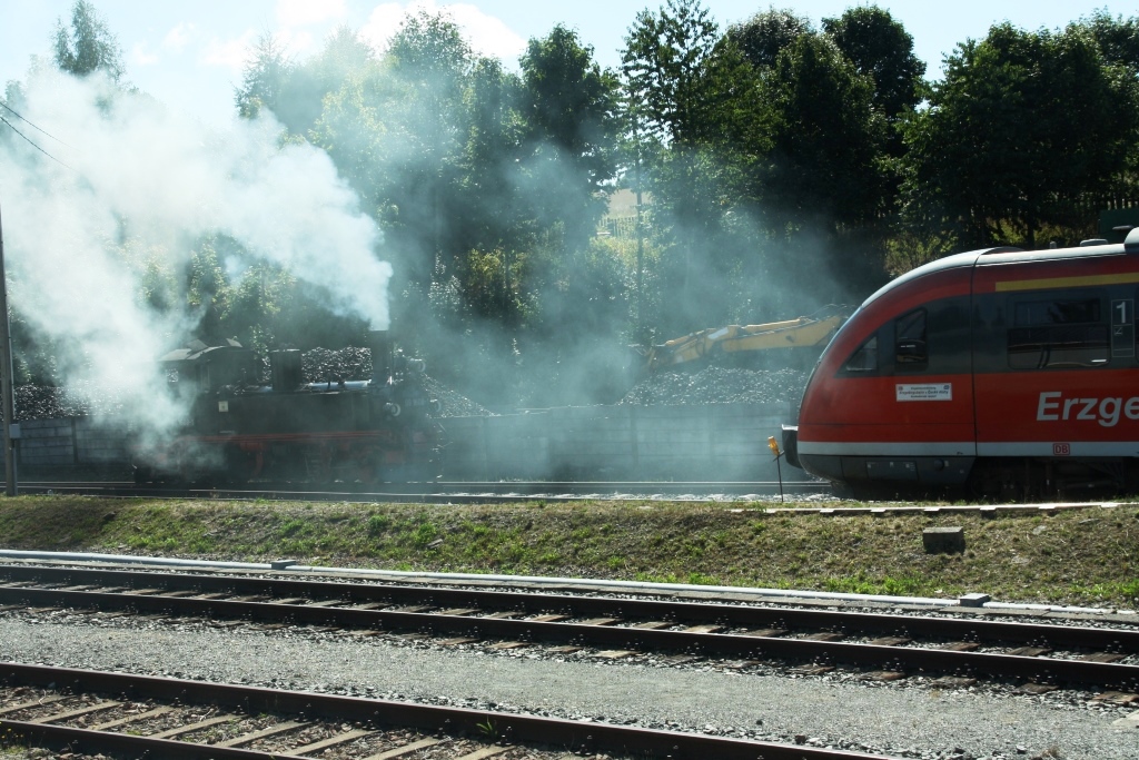 220812 119 Cranzahl Bf SDG W IVK 99 1608 1 in Dampfwolke und DB 642 731