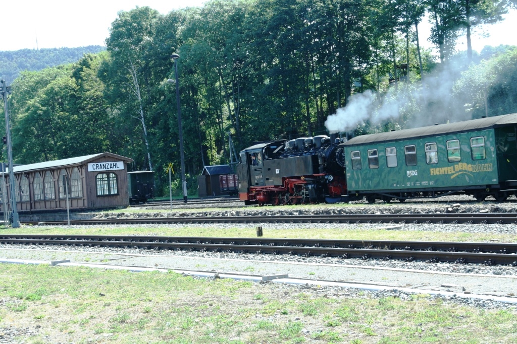 220812 126 Cranzahl Bf SDG F VIIK 99 1772 5 vor Zug P 1002 Oberwiesenthal nach Cranzahl bei Einfahrt