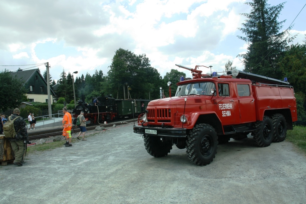 220812 174 Kretscham Rothensehma Bf SDG W IVK 99 1608 1 vor P 1021 P 1025 Cranzahl nach Oberwiesenthal mit Feuerwehrfahrzeug