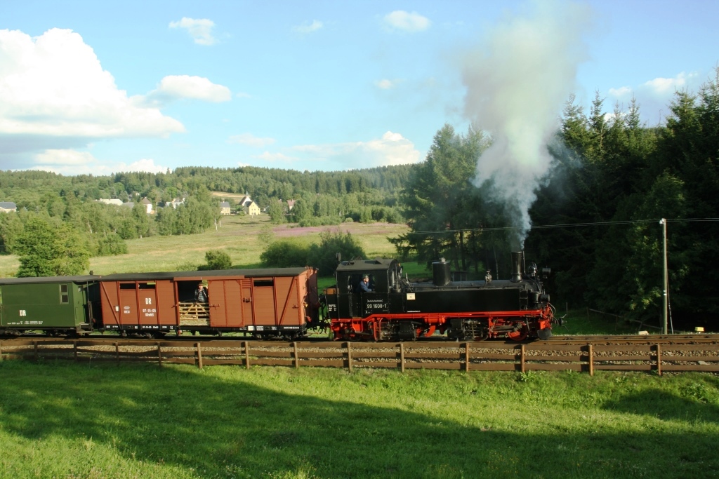 220812 273 Hammerunterwiesenthal Bf SDG W IVK 99 1608 1 P 1023 von Cranzahl nach Oberwiesenthal bei Einfahrt mit Blich nach Tschechien