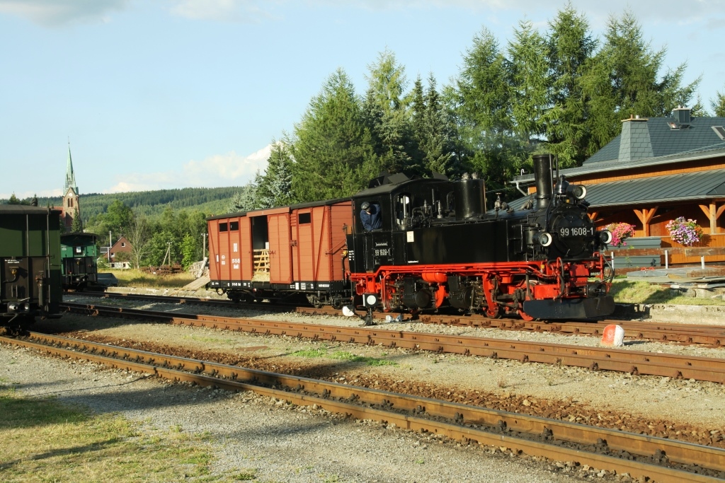 220812 284 Hammerunterwiesenthal Bf SDG W IVK 99 1608 1 setzt SDG F Gterwagen DR GGwhEl 97 15 05 aufs Ladegleis