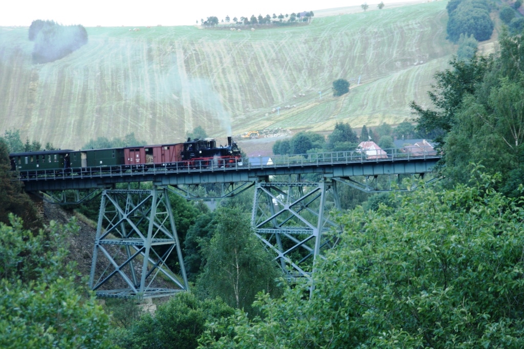 220812 316 Oberwiesenthal Bf SDG W IVK 99 1608 1 P 1023 von Cranzahl nach Oberwiesenthal auf Viadukt