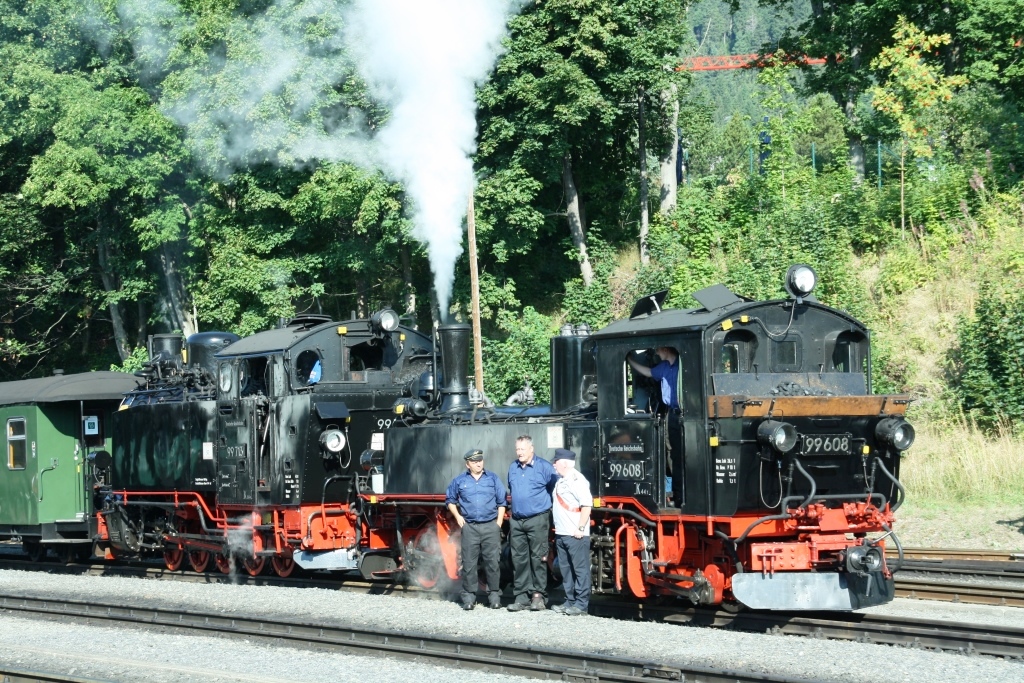 220813 023 Oberwiesenthal Bf SDG L VIK 99 713 und SDG W IVK 99 1608 1 vor P 1020 P 1024 von Oberwiesenthal nach Cranzahl mit Lokpersonal