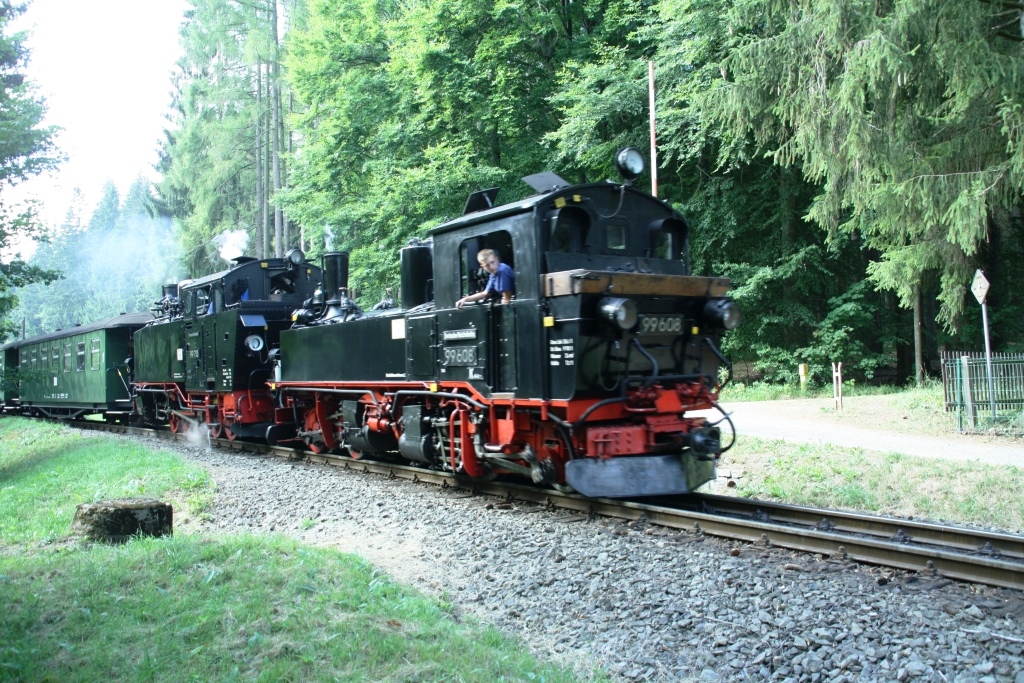 220813 061 Vierenstrae Bf SDG L VIK 99 713 und SDG W IVK 99 1608 1 vor P 1020 P 1024 von Oberwiesenthal nach Cranzahl